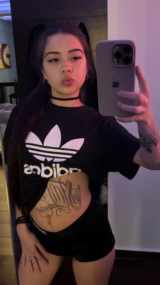 ArianaGrnbtt's tweet photo. think this hairstyle suits me https://t.co/XdKyAWskPU