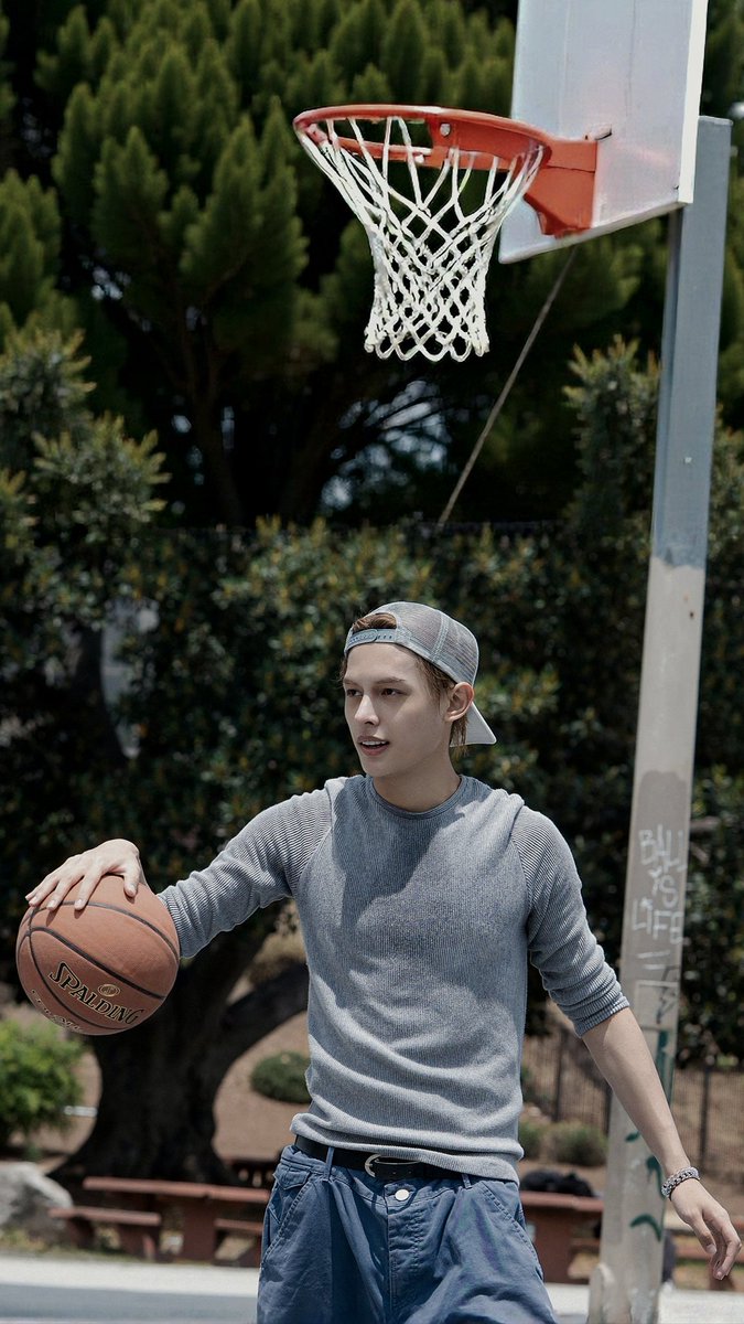 woobrom's tweet photo. —
Basketball player https://t.co/jXasz3Dk54