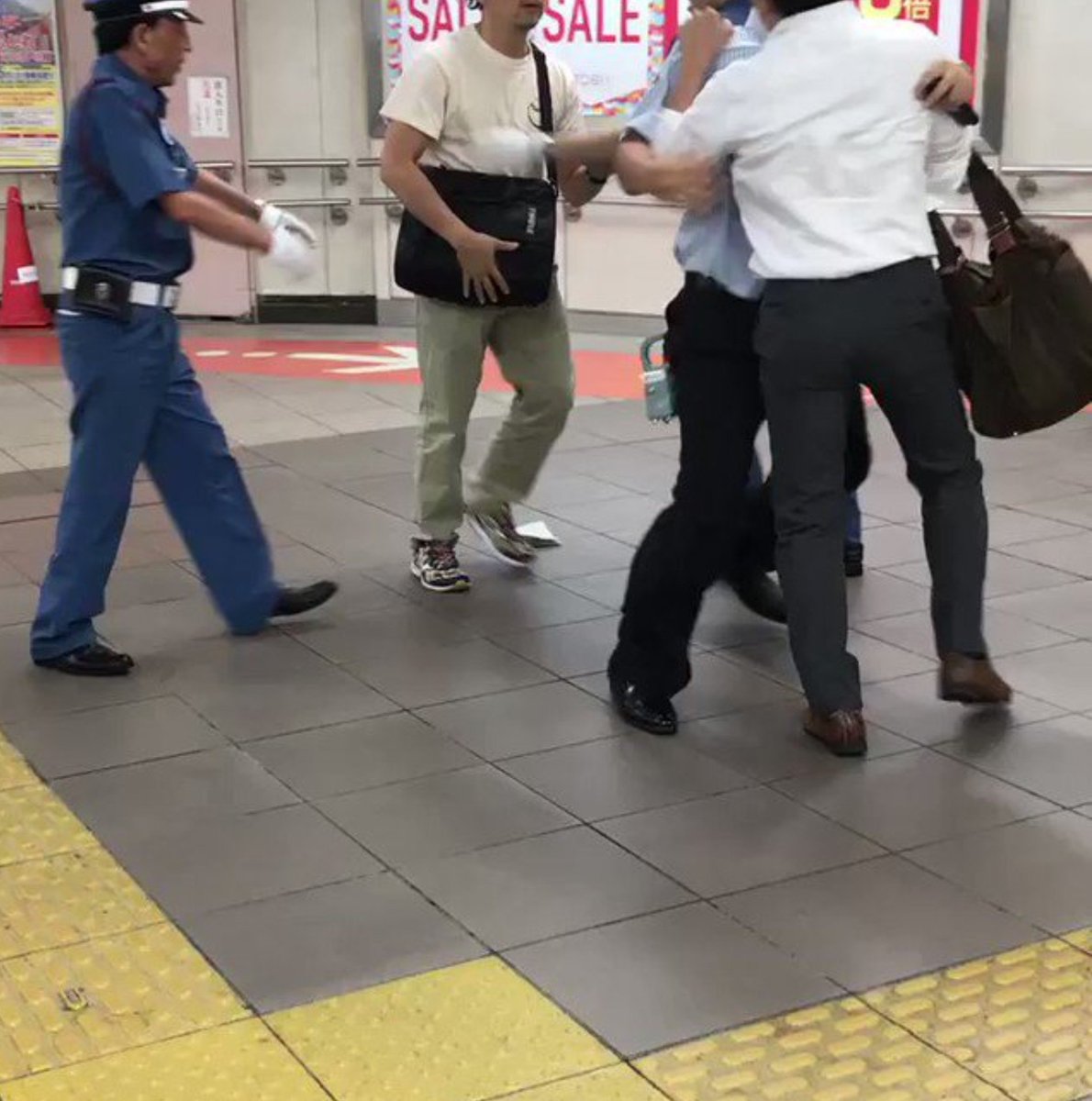 kakegaemai's tweet photo. 東京メトロ東西線
早稲田駅での客同士のトラブル発生↓

こいつらのせいかよ
バカどもの言い争う様子↓ 
https://t.co/dGIkubM5KC

ただいま電車内にて30分以上閉じ込められてる。客同士のトラブルって、どんだけ？
人身事故かとおもったわ！ https://t.co/U7anfMQidi