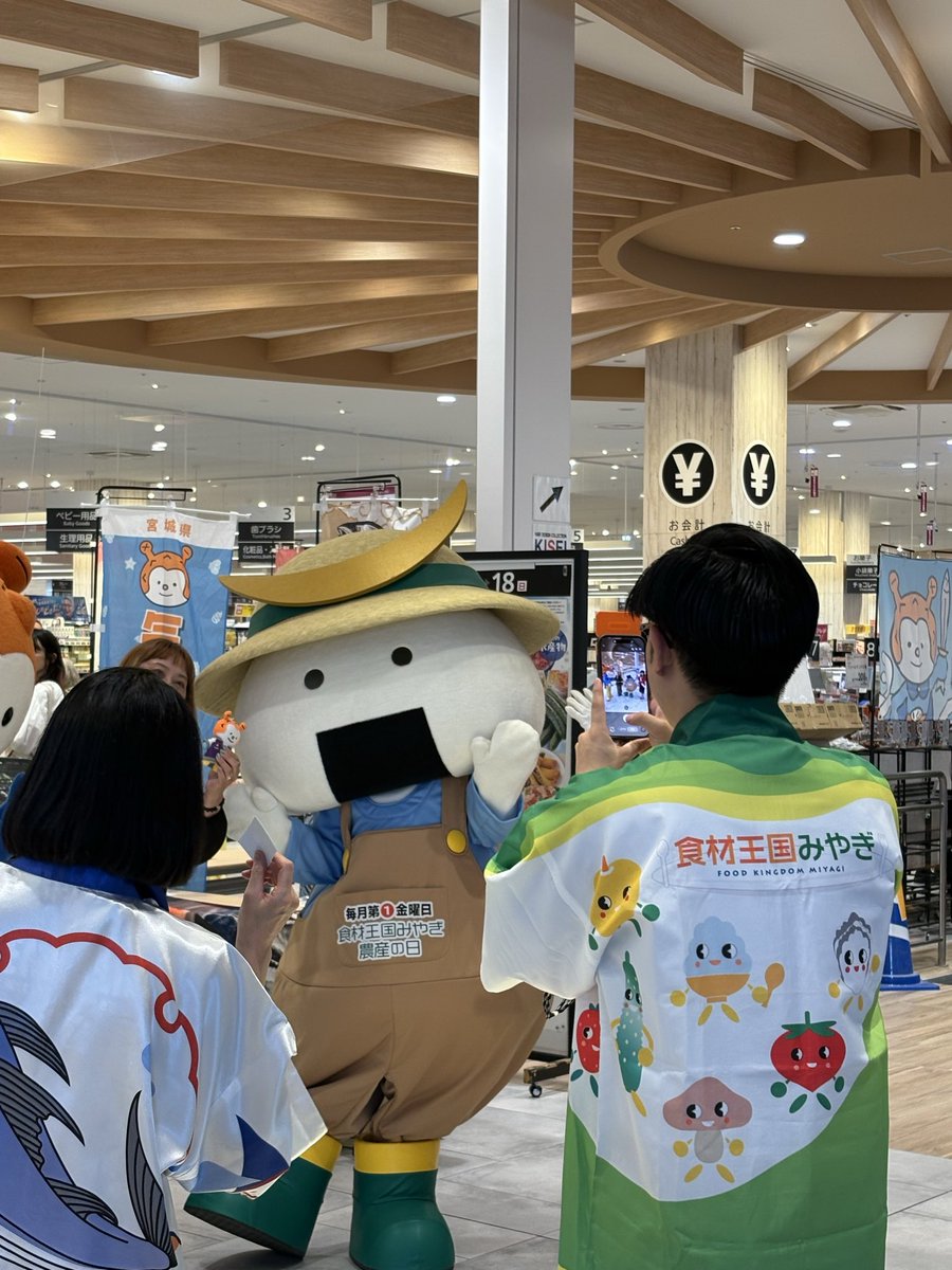 a_pot_a_pan's tweet photo. 先日、偶然お会いした「むすび丸」。　
私は実はむすび丸推しだったりします。
ちなみに「ほやボーヤ」も来ていたので2人と一緒に写真を撮ってもらいました。やったね。 https://t.co/lQwqUEzAe0