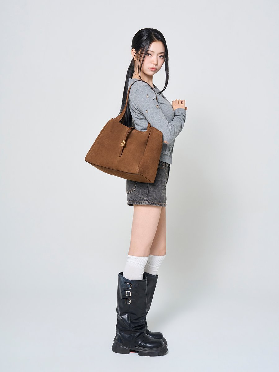LouisQuato88179's tweet photo. LOUIS QUATORZE X Keyveatz KANG YESEUL

A NEW ATTITUDE.
26FW LECLAT COLLECTION

강예슬이 Pick한 루이까또즈 레끌라 쇼퍼백.
강예슬만의 감각으로 완성한 LECLAT.

https://t.co/Ol94u3E04q

#LOUISQUATORZE #루이까또즈 #Keyveatz #키비츠 #LOUISQUATORZEXKeyveatz 
#KANGYESEUL @Keyveatz https://t.co/mEHuASh1H2