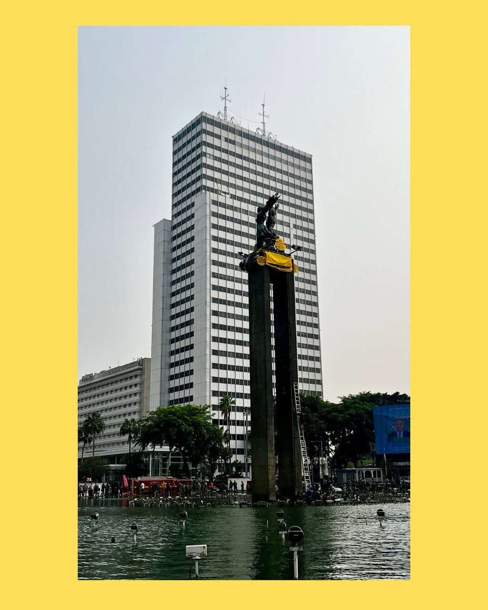 drhaltekehalte's tweet photo. Pagi ini, warga Jakarta yang melewati Bundaran HI dikejutkan oleh pemandangan yang tak biasa. Dua buah spanduk panjang berwarna kuning menjuntai dari dua sisi umpak atau pedestal Patung Selamat Datang. 

Tulisannya:

BENCANA
MAKIN PARAH
HIDUP
MAKIN SUSAH
АРА KERJA PEMERINTAH?
GREENPEACE

TANGANI 
KRISIS IKLIM,
TURUNKAN
BIAYA HIDUP
GREENPEACE

Entah kapan dan bagaimana cara Greenpeace Indonesia memasangnya–pastinya tadi malam.

Jam delapan pagi, ketika HalteMin sampai di lokasi, spanduknya sudah tergulung. Tapi HalteMin mendapatkan dua foto penampakannya dari HalTeman yang secara langsung mengambil gambarnya ketika  dalam perjalanan ke kantor tadi pagi.

Semoga pesannya, yang rasanya menyuarakan isi hati rakyat, didengar dan segera ditindaklanjuti pemerintah. 

#dhkh