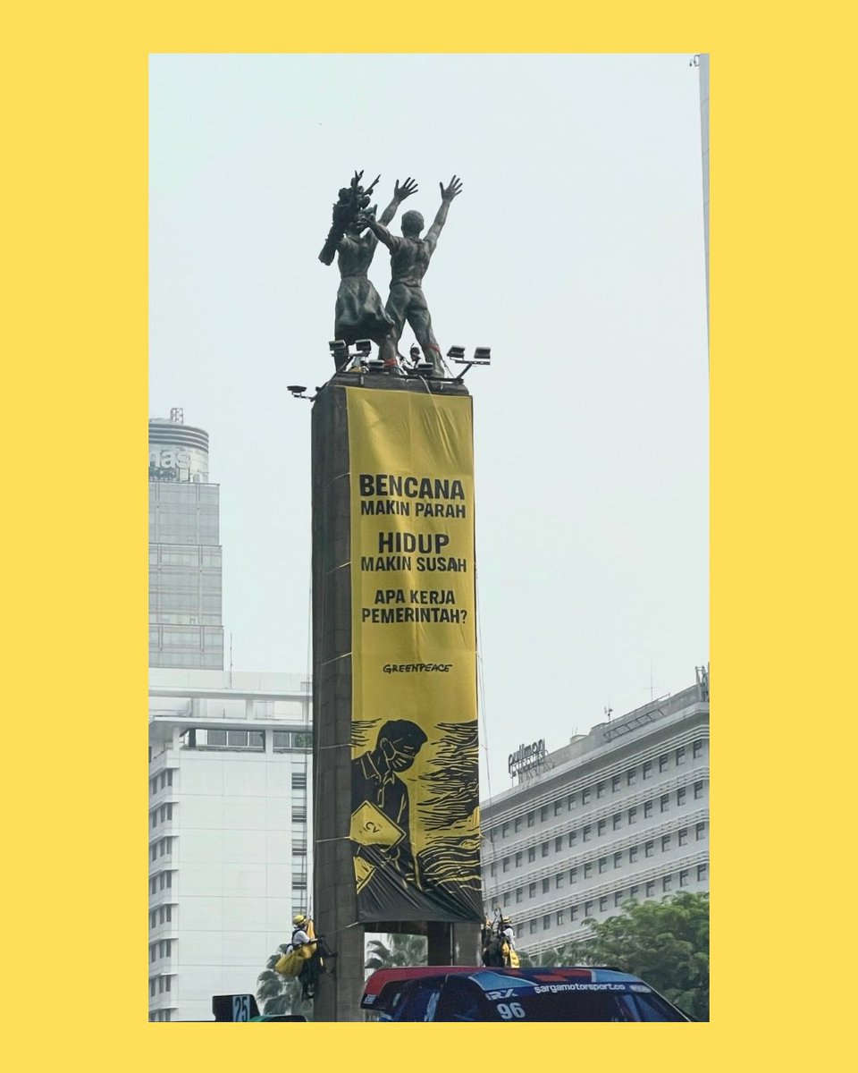 drhaltekehalte's tweet photo. Pagi ini, warga Jakarta yang melewati Bundaran HI dikejutkan oleh pemandangan yang tak biasa. Dua buah spanduk panjang berwarna kuning menjuntai dari dua sisi umpak atau pedestal Patung Selamat Datang. 

Tulisannya:

BENCANA
MAKIN PARAH
HIDUP
MAKIN SUSAH
АРА KERJA PEMERINTAH?
GREENPEACE

TANGANI 
KRISIS IKLIM,
TURUNKAN
BIAYA HIDUP
GREENPEACE

Entah kapan dan bagaimana cara Greenpeace Indonesia memasangnya–pastinya tadi malam.

Jam delapan pagi, ketika HalteMin sampai di lokasi, spanduknya sudah tergulung. Tapi HalteMin mendapatkan dua foto penampakannya dari HalTeman yang secara langsung mengambil gambarnya ketika  dalam perjalanan ke kantor tadi pagi.

Semoga pesannya, yang rasanya menyuarakan isi hati rakyat, didengar dan segera ditindaklanjuti pemerintah. 

#dhkh