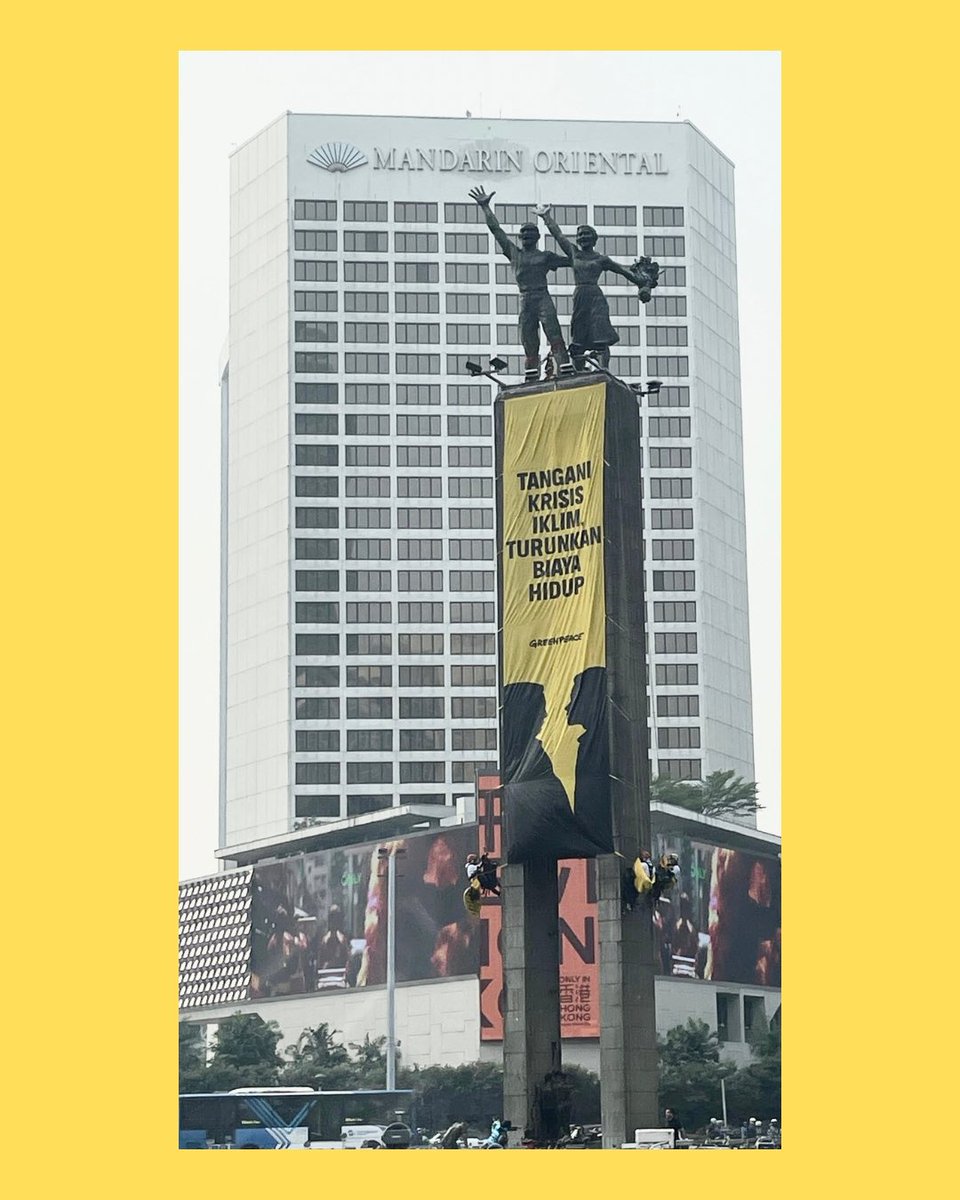 drhaltekehalte's tweet photo. Pagi ini, warga Jakarta yang melewati Bundaran HI dikejutkan oleh pemandangan yang tak biasa. Dua buah spanduk panjang berwarna kuning menjuntai dari dua sisi umpak atau pedestal Patung Selamat Datang. 

Tulisannya:

BENCANA
MAKIN PARAH
HIDUP
MAKIN SUSAH
АРА KERJA PEMERINTAH?
GREENPEACE

TANGANI 
KRISIS IKLIM,
TURUNKAN
BIAYA HIDUP
GREENPEACE

Entah kapan dan bagaimana cara Greenpeace Indonesia memasangnya–pastinya tadi malam.

Jam delapan pagi, ketika HalteMin sampai di lokasi, spanduknya sudah tergulung. Tapi HalteMin mendapatkan dua foto penampakannya dari HalTeman yang secara langsung mengambil gambarnya ketika  dalam perjalanan ke kantor tadi pagi.

Semoga pesannya, yang rasanya menyuarakan isi hati rakyat, didengar dan segera ditindaklanjuti pemerintah. 

#dhkh