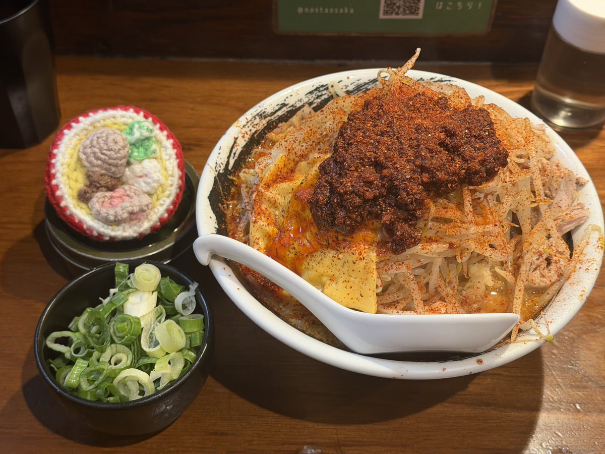 ponkotsuKT's tweet photo. 麺屋のスたOSAKA
賄いFIRE 炙りチーズ ネギ
頂きました！特別イベントで生卵Wも🙇
旨辛やなぁ〜とガツガツ頂いてました！チーズ溶けて、ザクザクラー油がええ感じ✌️
…辛さ蓄積すると滝汗に😂生卵無ければ気絶してましたね！救われました！
お酢合っただろうに必死だった、写真も撮り損ね🙄ゴチです🙏 https://t.co/1YXzZRptYN