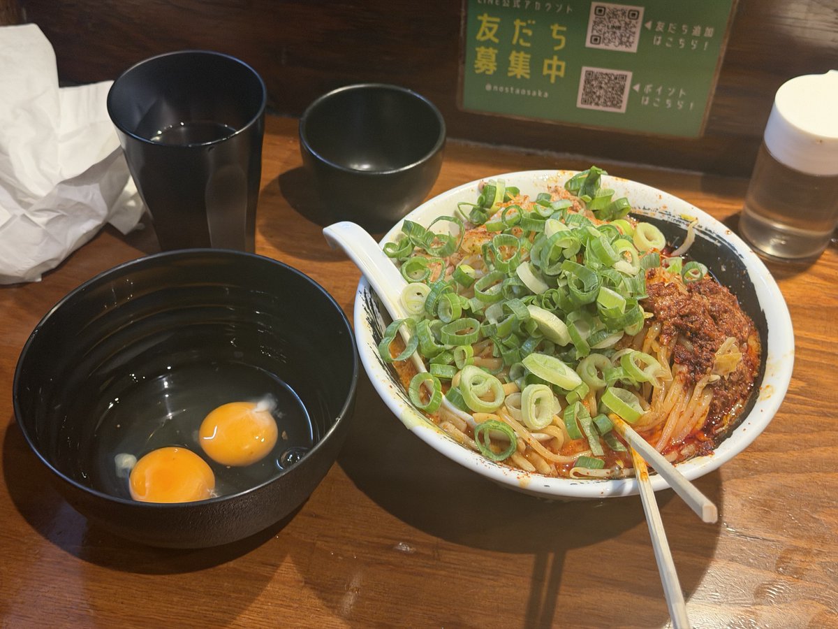 ponkotsuKT's tweet photo. 麺屋のスたOSAKA
賄いFIRE 炙りチーズ ネギ
頂きました！特別イベントで生卵Wも🙇
旨辛やなぁ〜とガツガツ頂いてました！チーズ溶けて、ザクザクラー油がええ感じ✌️
…辛さ蓄積すると滝汗に😂生卵無ければ気絶してましたね！救われました！
お酢合っただろうに必死だった、写真も撮り損ね🙄ゴチです🙏 https://t.co/1YXzZRptYN