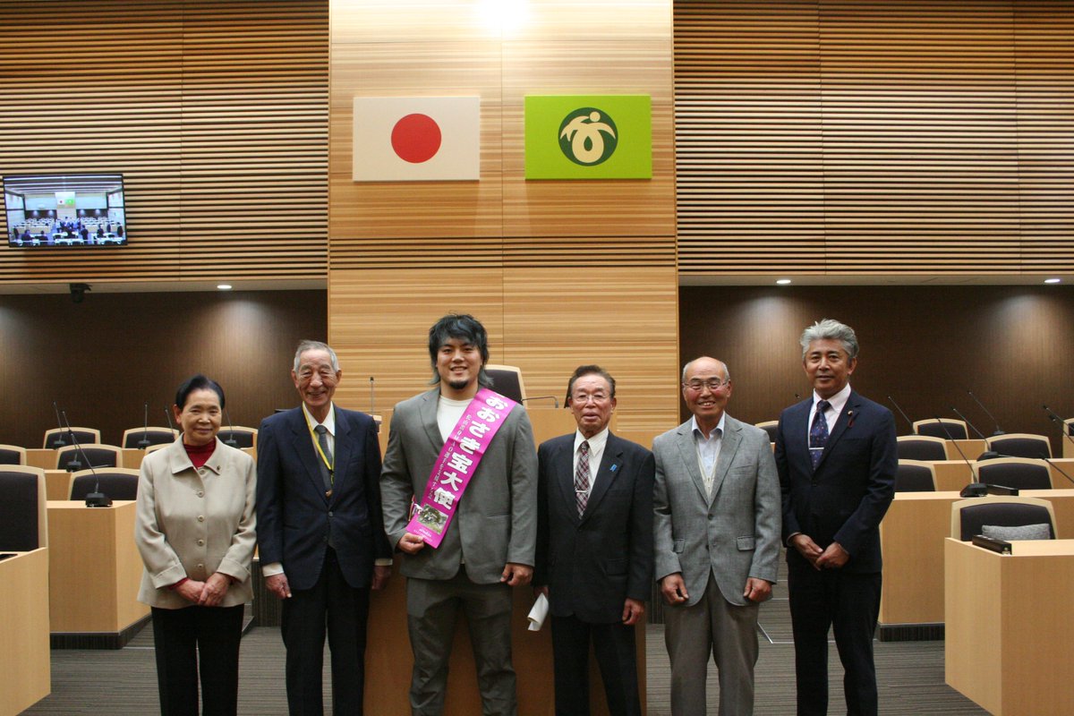 casket_sato's tweet photo. 昨日19日の夕方、DDTプロレスリング所属で「おおさき宝大使」の"MAO(井上麻生)"選手が議会表敬に。私から日頃の活動に敬意と感謝の挨拶をさせて頂いた後、MAO選手を応援する議員有志各位からも激励を。11月15日開催の大崎市松山凱旋大会は、前回同様に"松山出身MAO選手を支援する会"も連携して大応援！ https://t.co/rvnjTHwGGq