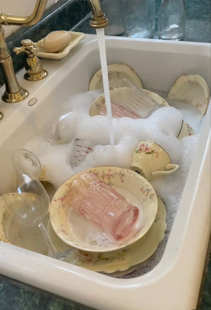 _thepinkagenda's tweet photo. my standards in dishwashing https://t.co/OI1QMzDG9Z