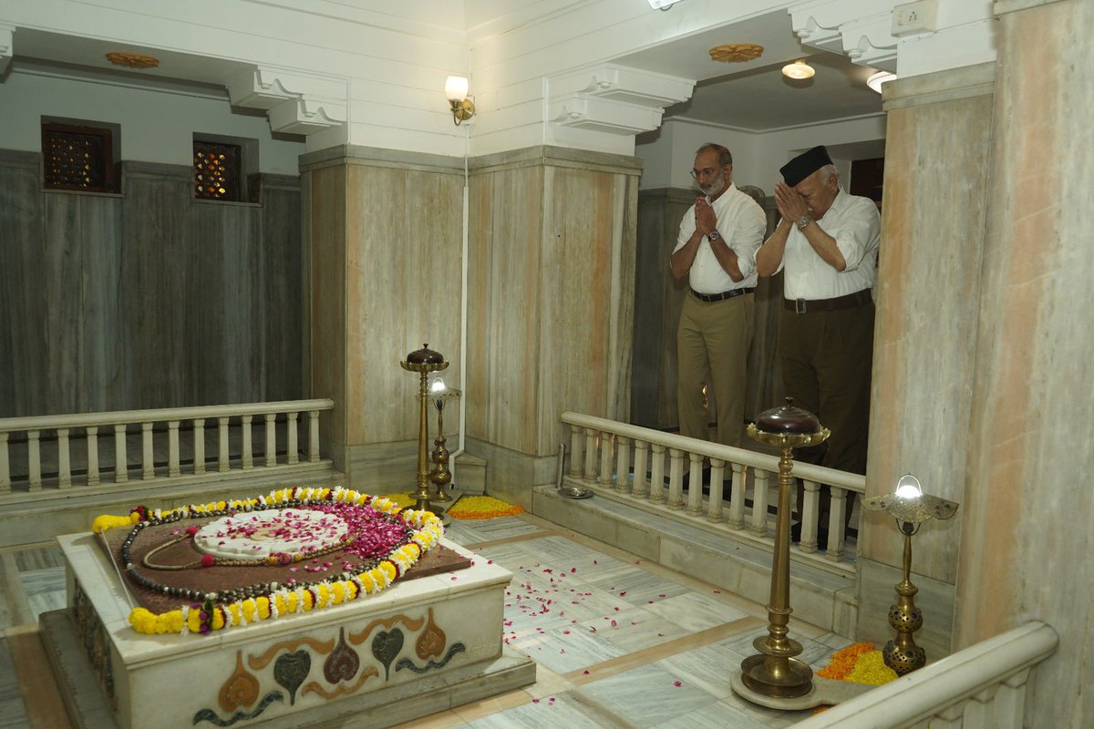 RSSorg's tweet photo. स्मृति मंदिर में संघ संस्थापक डा. केशव बलिराम हेडगेवार की प्रतिमा और श्री गुरु जी स्मृति स्थल पर सरसंघचालक मोहन भागवत जी और प्रमुख अतिथि दैनिक जागरण के मुख्य संपादक श्री संजय गुप्ता जी ने श्रद्धा सुमन अर्पित किए। 
RSS #Vijayadashami https://t.co/gE6FnRNn7V