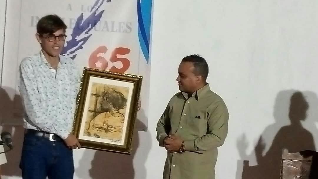 UNEAC_online's tweet photo. Desde la #UNEAC en Granma, el vicepresidente nacional de la organización, @yurisnorido, recibió un reconocimiento del Comité Provincial y la Dirección Provincial de Cultura por los #65Uneac. Agradeció en nombre de la presidencia y resaltó dedicatoria de la Fiesta de la Cubanía 🇨🇺 https://t.co/bn0IzXPUSO