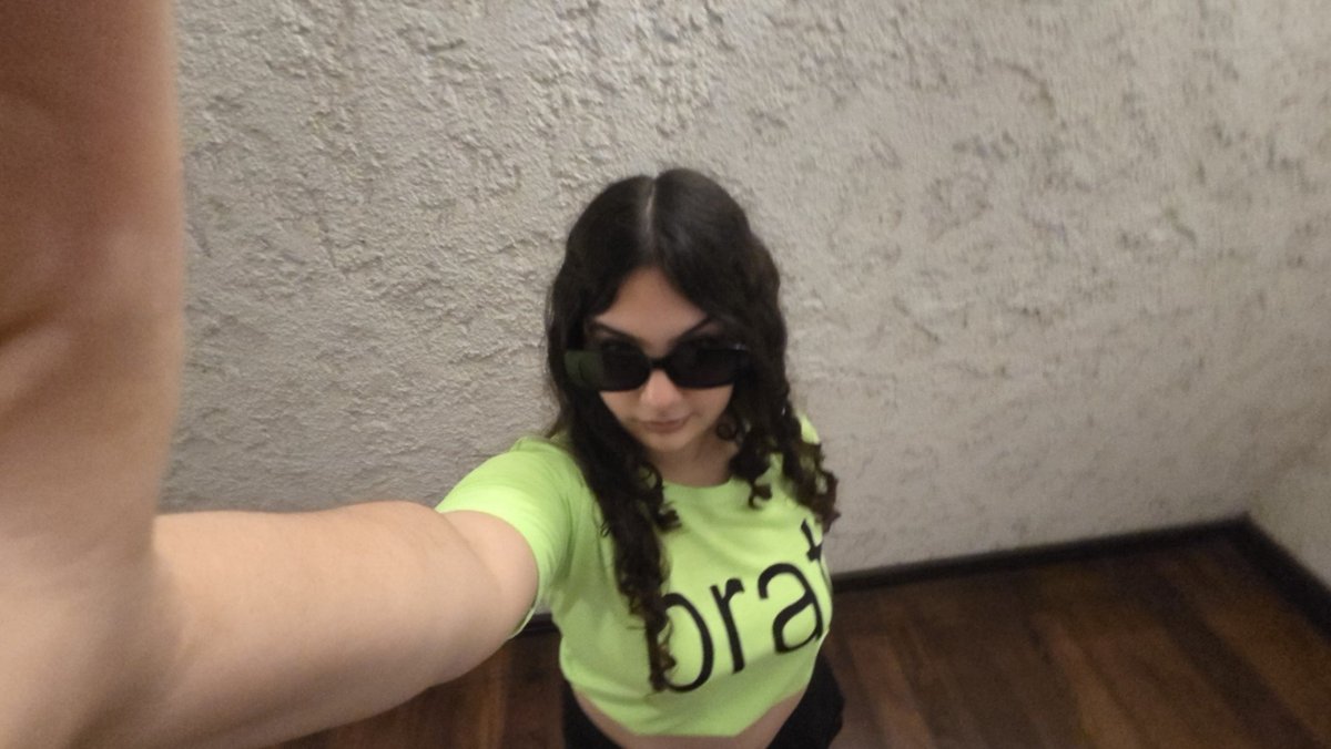 fierasIunaticas's tweet photo. el año pasado fui asi al boliche mas heterosexual posible y me preguntaron si me vesti de los que juntan la basura por el fluor ksjssk deja https://t.co/nrinyP7IiZ