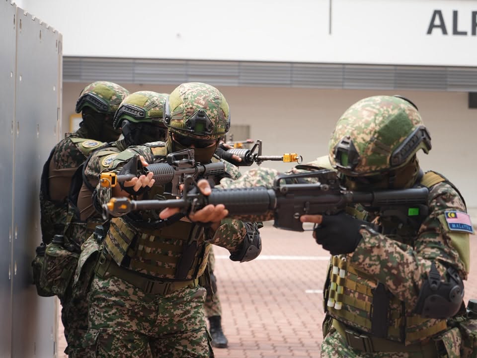 UKinMalaysia's tweet photo. 🇦🇺🇲🇾🇳🇿🇸🇬🇬🇧

During Exercise #BersamaLima 2026 (XBL26), Land Forces from #FPDA nations conducted an urban operations exchange, which involved sharing tactics, rehearsing urban operations drills, and combat casualty care. 

#DefenceDiplomacy
📷 by Five Power Defence Arrangements https://t.co/YWK8ChpACB