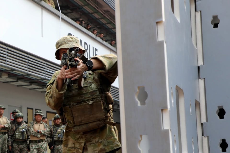 UKinMalaysia's tweet photo. 🇦🇺🇲🇾🇳🇿🇸🇬🇬🇧

During Exercise #BersamaLima 2026 (XBL26), Land Forces from #FPDA nations conducted an urban operations exchange, which involved sharing tactics, rehearsing urban operations drills, and combat casualty care. 

#DefenceDiplomacy
📷 by Five Power Defence Arrangements https://t.co/YWK8ChpACB
