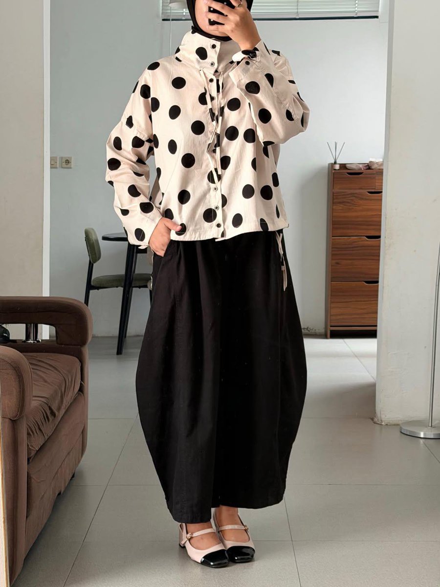 Lauraazizh's tweet photo. Nemu highneck shirt polka yg cakep banget😍✨️ https://t.co/0V8cI8zVo4