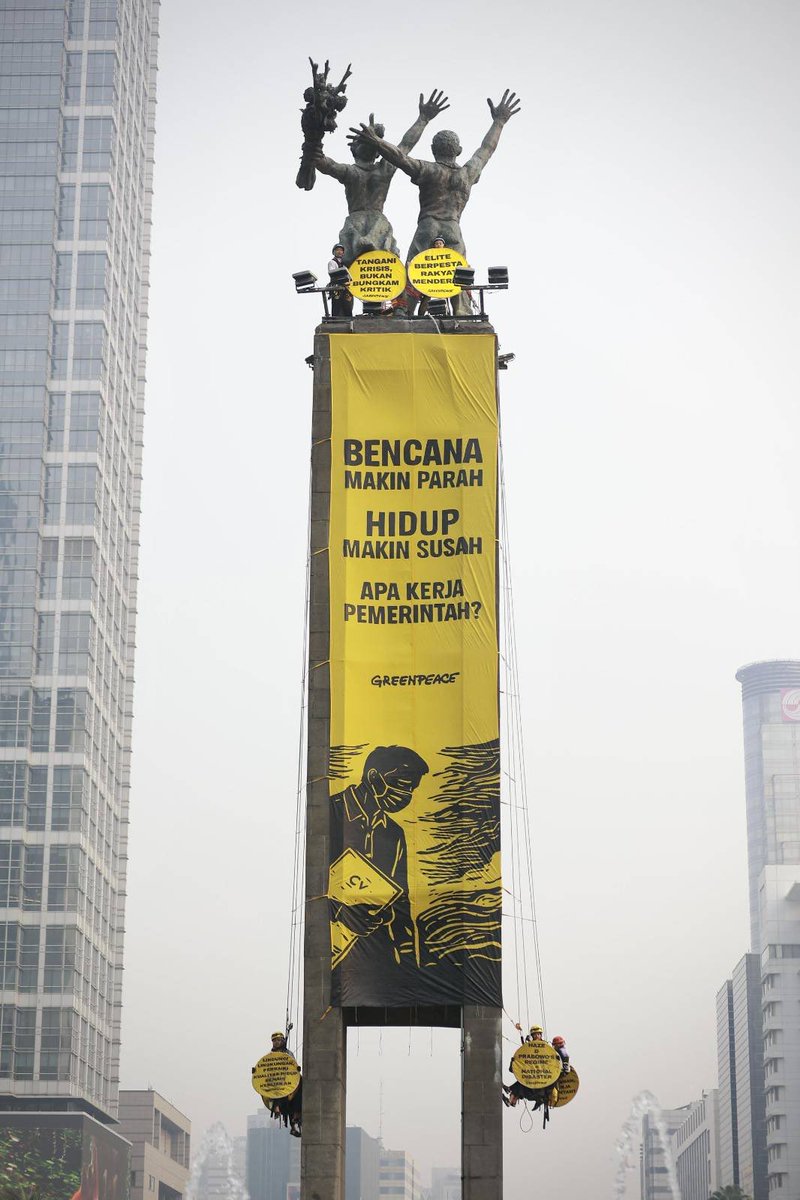 salasikan's tweet photo. Sebagai orang yg ke mana pun pergi sering ketemu kabar buruk—dari dampak banjir Sumatera, kabut asap kebakaran hutan &amp; gambut, sampai hutan Papua dibabat buat PSN—aku marah &amp; terharu lihat pesan ini. 

Dua tahun yang berat tapi kita kudu bertahan dan melawan. ✊🏾 @GreenpeaceID https://t.co/9Otp4pmF02