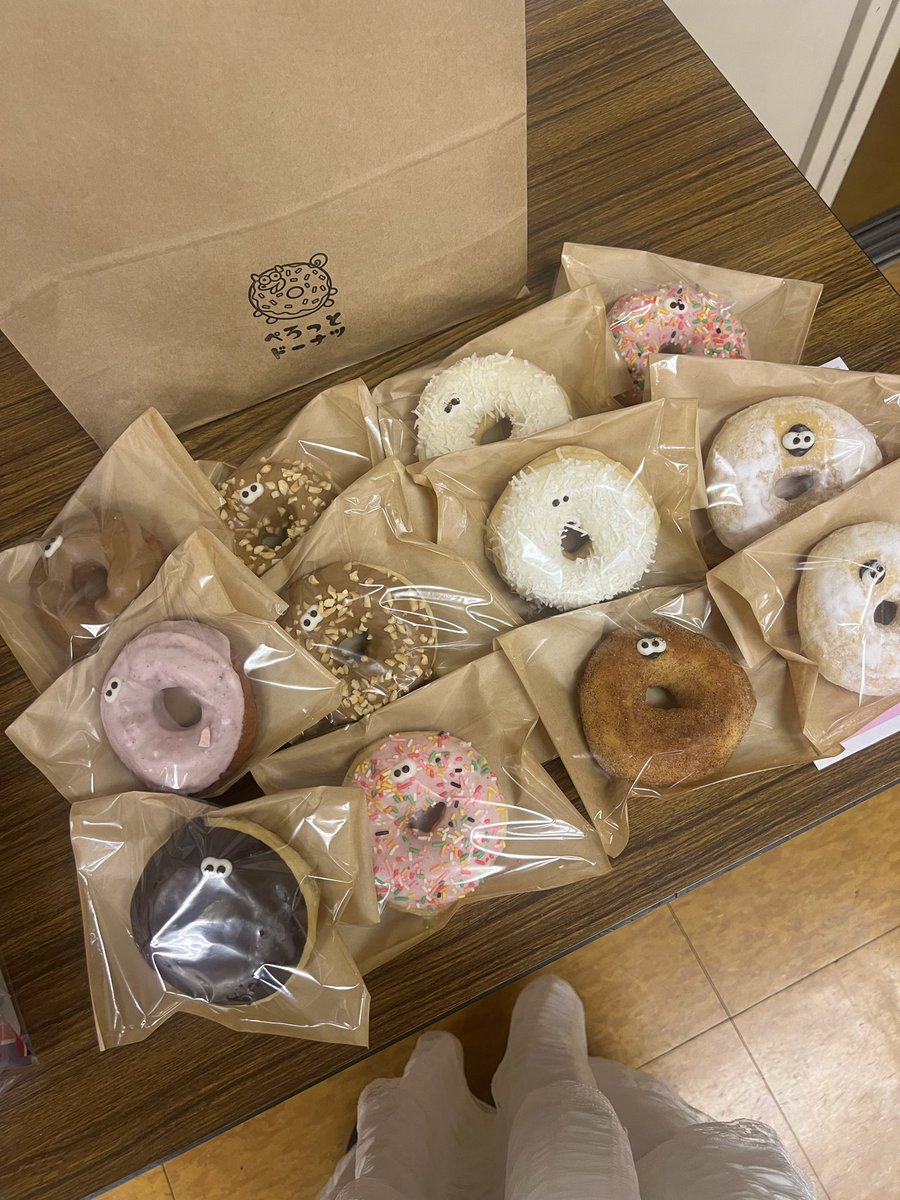 yamada7dayo's tweet photo. MV撮影地の近くのドーナツ屋さんが深夜2時から作ってくれたドーナツ🍩♡

そのドーナツ屋さんはなんと昔から応援してくれていた方で😳!!!撮影があることを知ってたくさん差し入れしてくださいました😭✨

時間が経っても油っぽさが全くなく本当に美味しかったです🎀ありがとうございました♡ https://t.co/o3fiv1c2rD