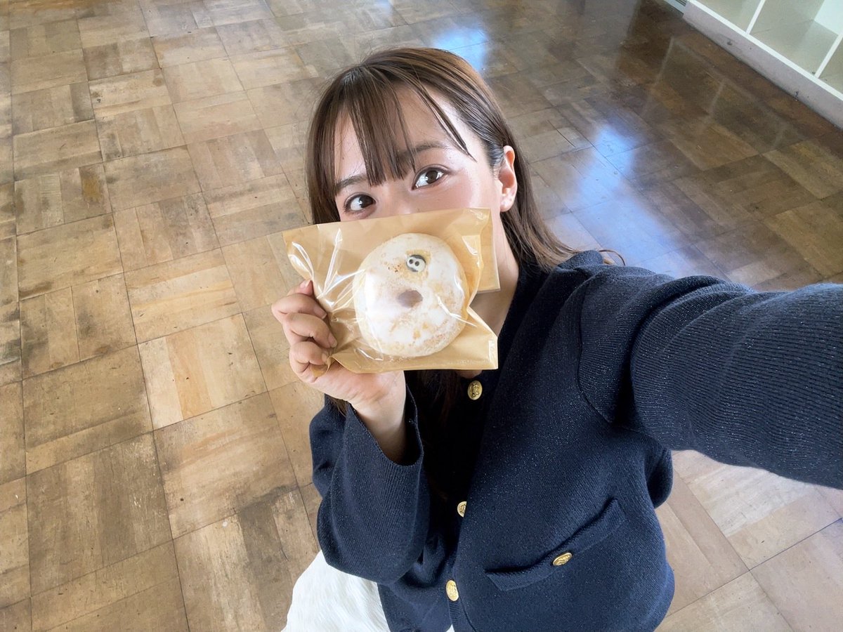 yamada7dayo's tweet photo. MV撮影地の近くのドーナツ屋さんが深夜2時から作ってくれたドーナツ🍩♡

そのドーナツ屋さんはなんと昔から応援してくれていた方で😳!!!撮影があることを知ってたくさん差し入れしてくださいました😭✨

時間が経っても油っぽさが全くなく本当に美味しかったです🎀ありがとうございました♡ https://t.co/o3fiv1c2rD