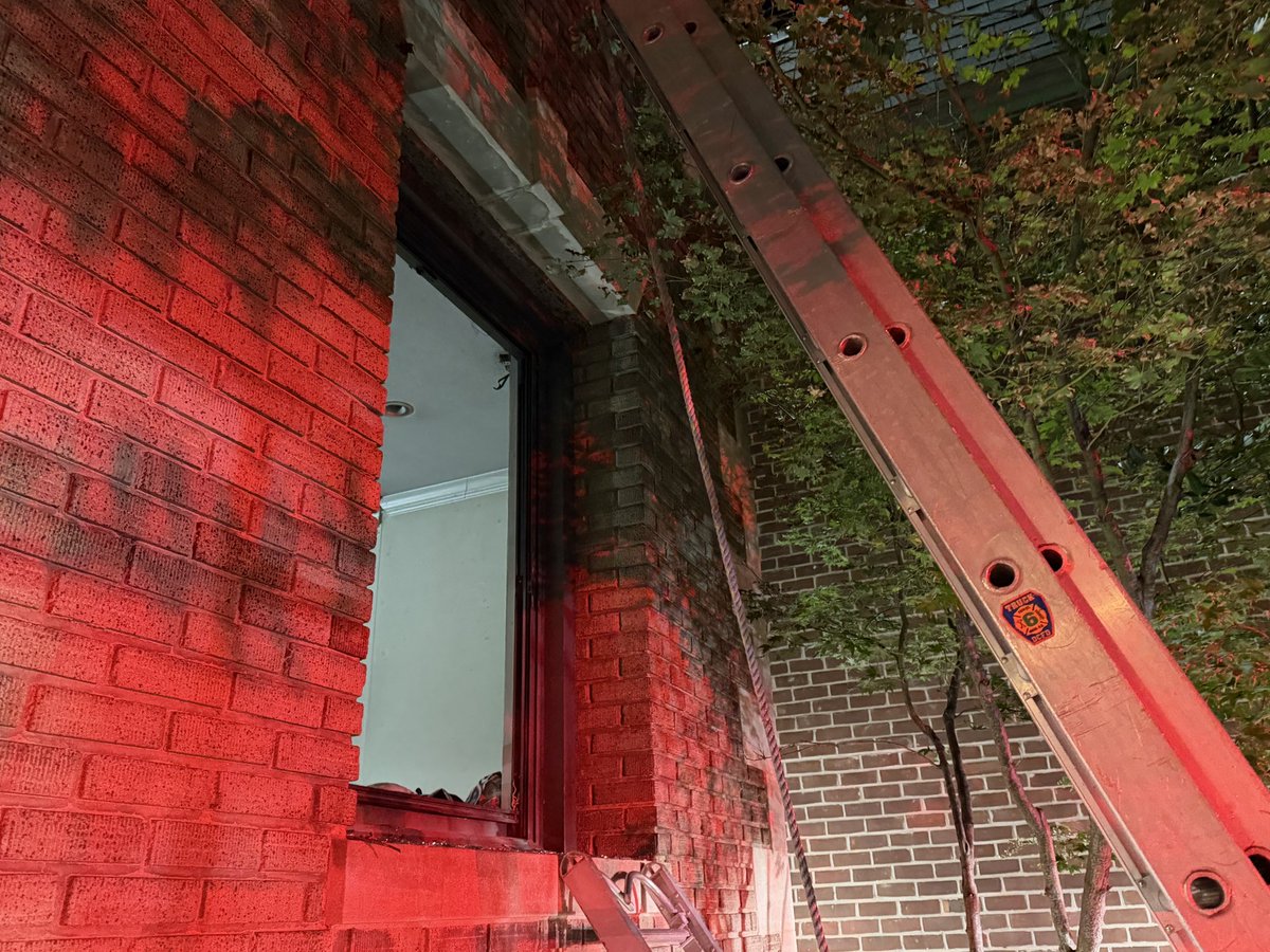 dcfireems's tweet photo. Final Update: Working Fire - 1600 block of Park Road NW 

Fire was contained to bedroom of a first floor apartment/no extension to adjacent units. 

One adult male evaluated and refused treatment/transport and is displaced. 

@DCMOCRS/@RedCrossNCGC to assist impacted resident. https://t.co/fJ11z2rk5h