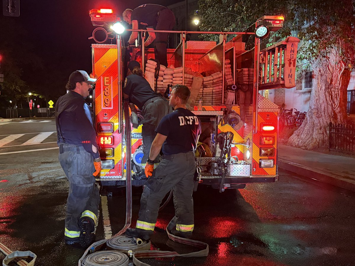 dcfireems's tweet photo. Final Update: Working Fire - 1600 block of Park Road NW 

Fire was contained to bedroom of a first floor apartment/no extension to adjacent units. 

One adult male evaluated and refused treatment/transport and is displaced. 

@DCMOCRS/@RedCrossNCGC to assist impacted resident. https://t.co/fJ11z2rk5h