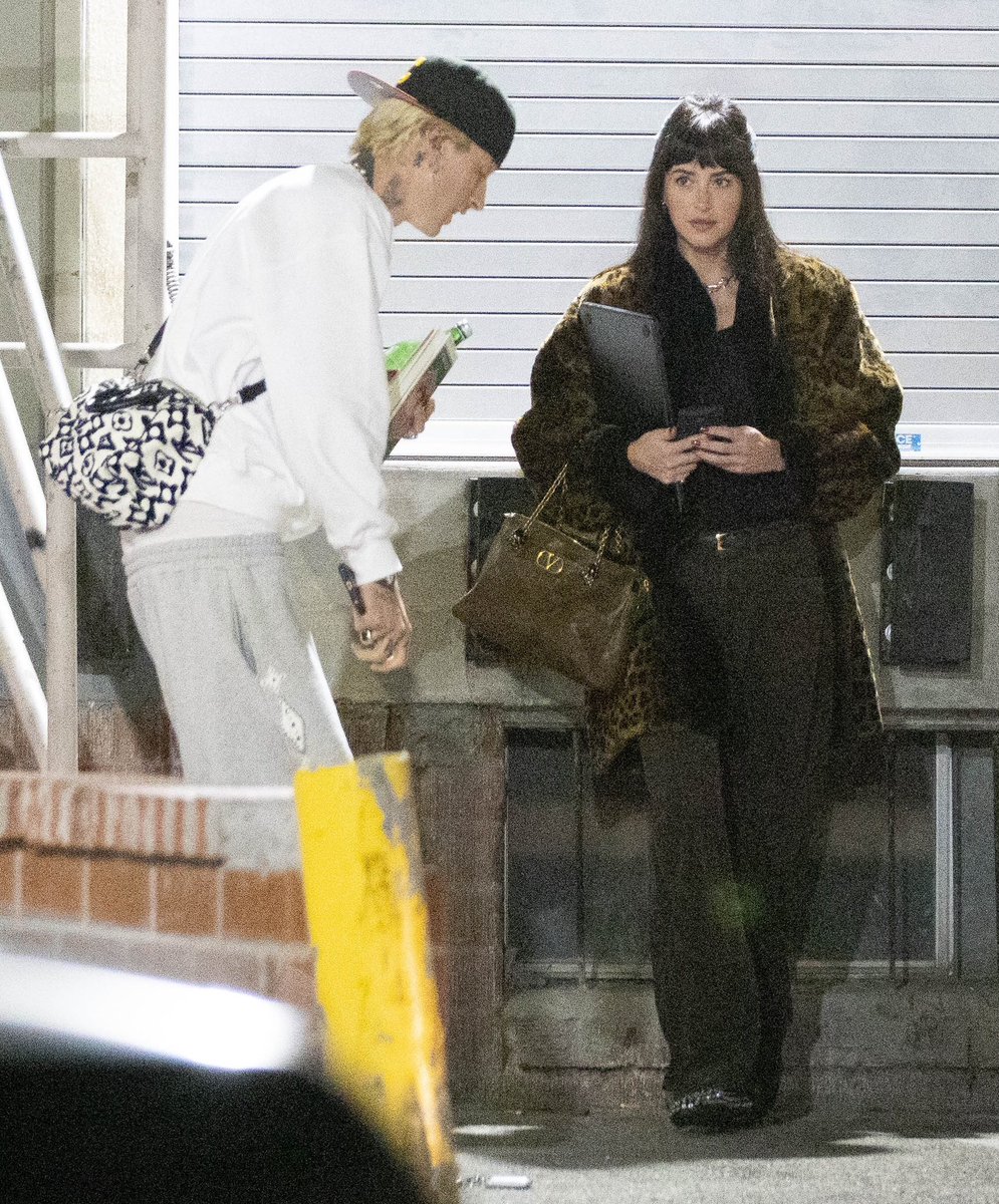 EstiloDF's tweet photo. Dakota Johnson fue vista con Machine Gun Kelly y varios medios reportaron que el músico y la actriz oficialmente se encuentran saliendo. 😳 ¿Les gusta la pareja? 👀🔥

Fotos por: Grosby Group https://t.co/SJlpwf29Py