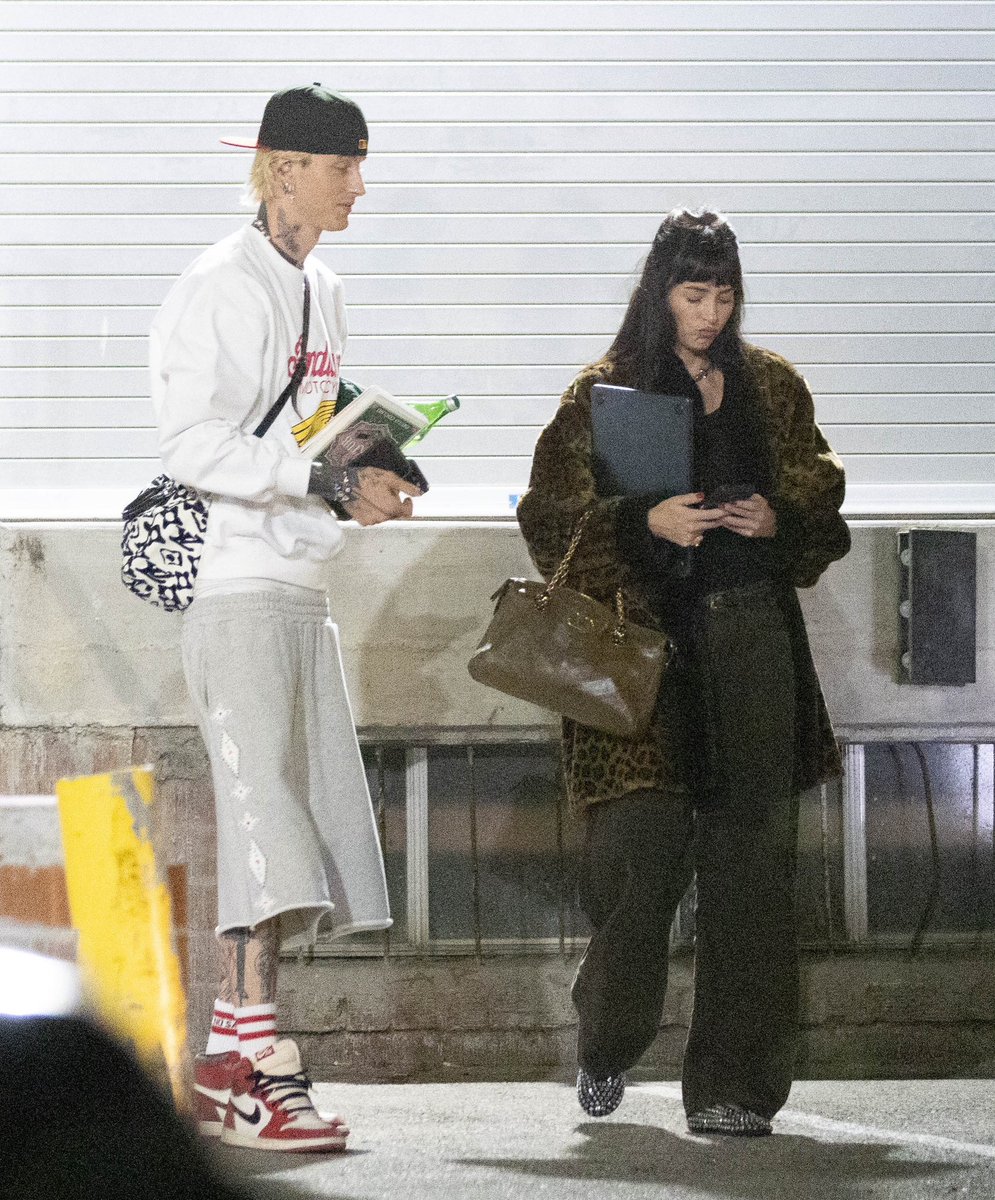 EstiloDF's tweet photo. Dakota Johnson fue vista con Machine Gun Kelly y varios medios reportaron que el músico y la actriz oficialmente se encuentran saliendo. 😳 ¿Les gusta la pareja? 👀🔥

Fotos por: Grosby Group https://t.co/SJlpwf29Py