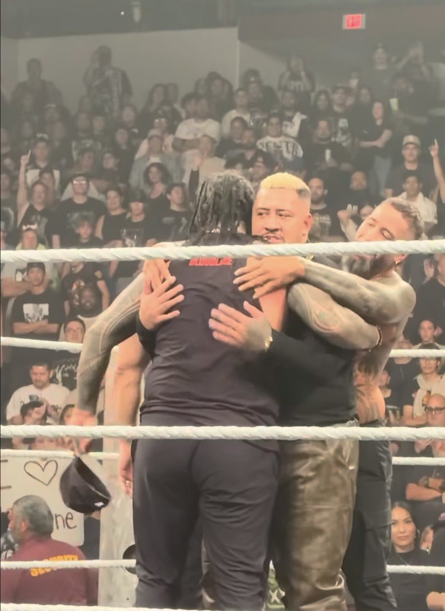 FadeAwayMedia's tweet photo. 🚨 Breaking: Solo Sikoa officially acknowledges Roman Reigns and joins back with the Bloodline. 

#WWERAW https://t.co/VUmwQncXXD