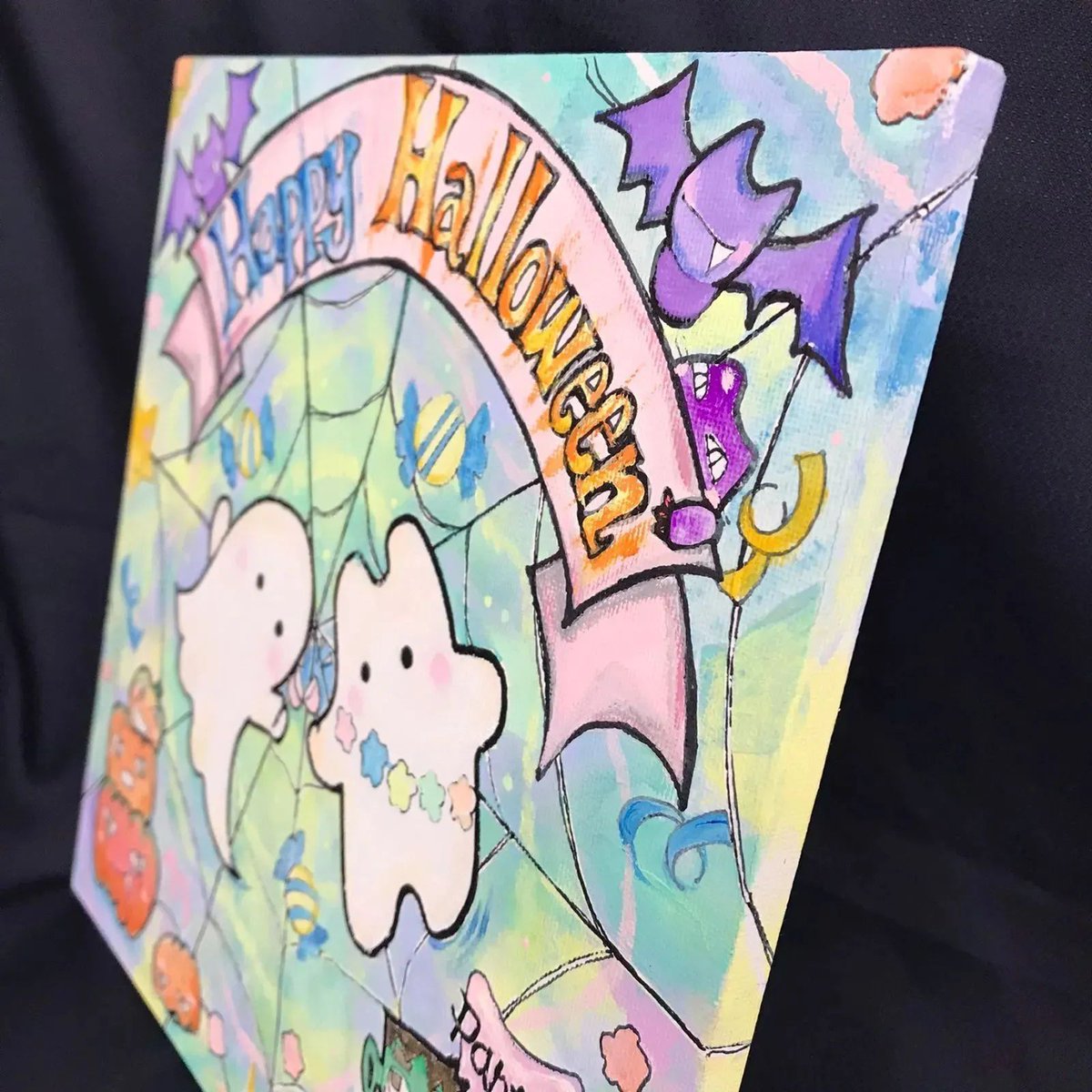 cocorety142's tweet photo. 【福祉施設制作】Teru.作　アクリル画「モカラと一緒にハッピー・ハロウィン」NO.5746で検索
かわいい白いおばけが二人でハッピーハロウィンって感じの絵です。パステルカラーでやさしくて、かぼちゃとかコウモリもいて楽しそうだね。部屋に飾ったらほっこりしそうな一枚だと思いますよねー。￥1,500 https://t.co/KJTvw7Lp3k
