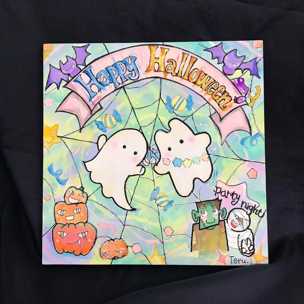 cocorety142's tweet photo. 【福祉施設制作】Teru.作　アクリル画「モカラと一緒にハッピー・ハロウィン」NO.5746で検索
かわいい白いおばけが二人でハッピーハロウィンって感じの絵です。パステルカラーでやさしくて、かぼちゃとかコウモリもいて楽しそうだね。部屋に飾ったらほっこりしそうな一枚だと思いますよねー。￥1,500 https://t.co/KJTvw7Lp3k