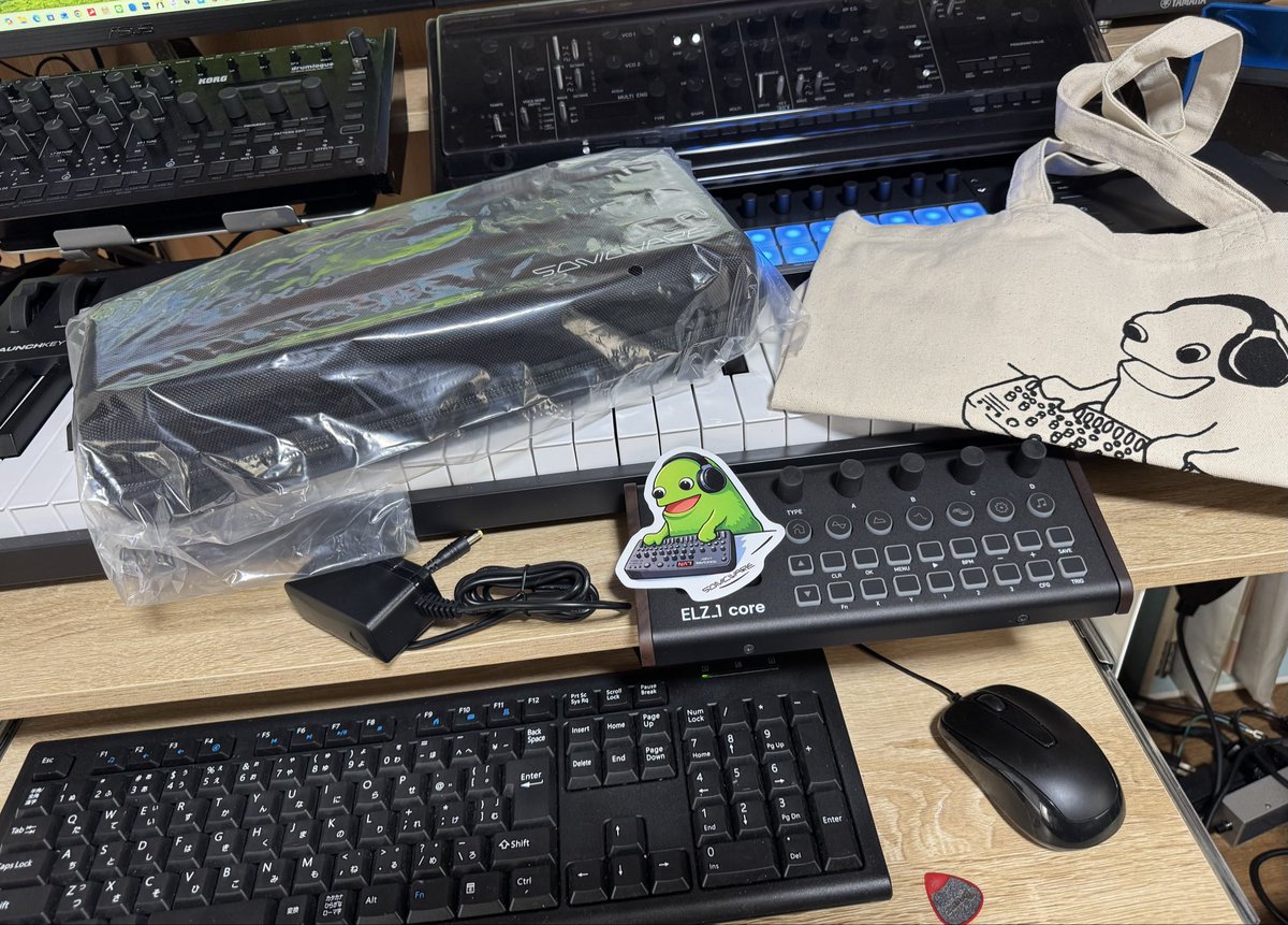 Kurippersynth's tweet photo. ELZ 1 core届いたー！！！！！😆

SONICWARE製品ではお馴染みのマニュアルに載ってるあのコのステッカーとトートバッグも付いてる☺️

ユーザーミーティングまでに予習しておこ😃

まだ定員に空きがありますのでくりっぱーまでDMお待ちしております。

【参加申し込みについて】
参加希望の方は、くりっぱーのアカウントをフォローのうえ、DMにてお申し込みください。
イベント終了後はフォローを解除していただいても構いませんので、お気軽にどうぞ！😊

#SONICWARE
#ELZ_1core