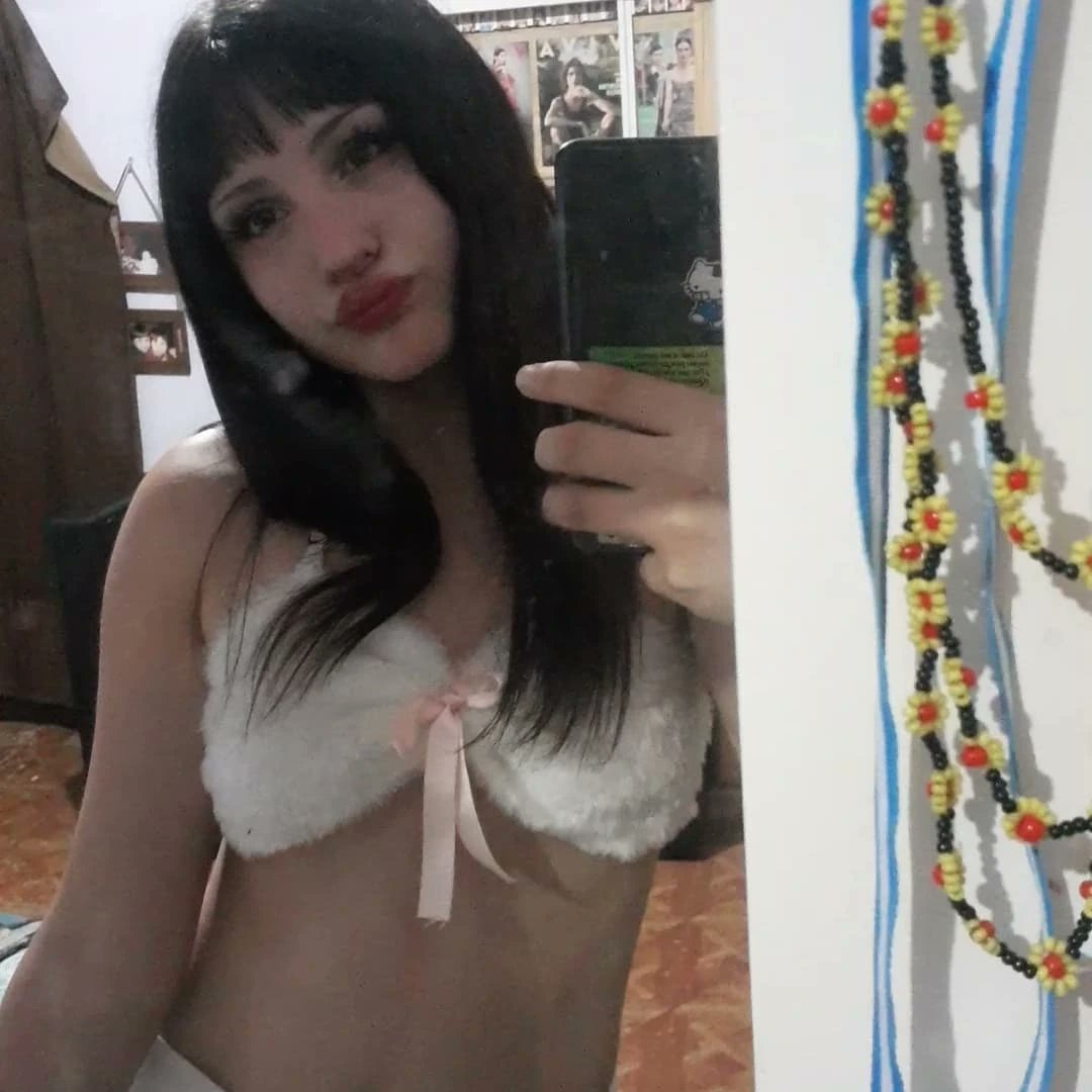 eularinhaaaaaa's tweet photo. essa gordinha franjuda ou um ps5 ? https://t.co/9J0Vrd8Sf9