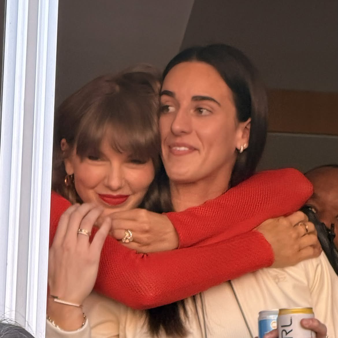 nosyone4's tweet photo. Taylor hugging Caitlin from behind LMAO that’s really taydaughter https://t.co/VdqfpOhxdY