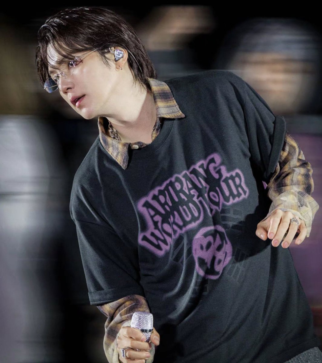 _sgminseven's tweet photo. "abs or biceps?" 

yoongi with glasses: https://t.co/KtkDOw7iX3