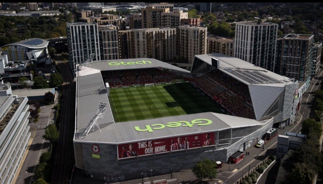 Xred1000's tweet photo. BRO tried to make the match even crazier… 😭🏉

A rugby ball was kicked from a rooftop toward a Premier League stadium. Brentford have reported the incident to police.

Football fans have seen EVERYTHING. 💀

#PremierLeague #Football #Viral #Sports https://t.co/EwpO1SazK3