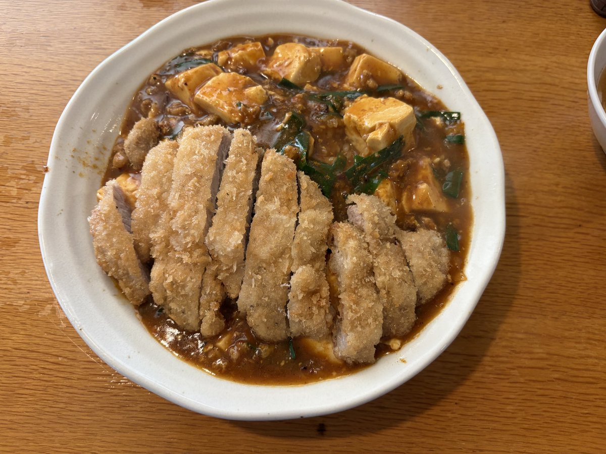 masagame4's tweet photo. 本日のランチヽ（´∀｀）ノ

カツカレー麻婆飯

何を言ってるかわからんメニューだが
めっちゃ美味いのです。 https://t.co/VOqhrqhIFp