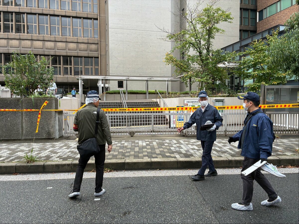 livedoornews's tweet photo. 【通報】大阪地裁前で男性が刺されケガ 関与したとみられる男を緊急逮捕
https://t.co/ATtQeLtGV5

大阪地裁前の路上で、60代とみられる男性が首などを何者かに刺されて病院に搬送された。容体は重傷だという。事件後、関与したとみられる男が警察署に出頭し、殺人未遂の疑いで緊急逮捕された。 https://t.co/akfliJDkOh