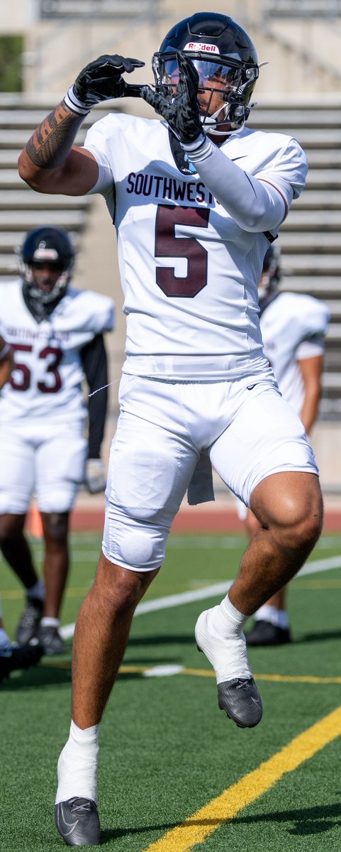 JuCoFootballACE's tweet photo. Bradley Eads @brady_eads &amp; Niko Ta'a @NikolaoTaa @ Southwestern JuCo @SWCJaguarFB combined for 79 tkls + 12 TFLs + 3½ sacks n 7 games @swcjags https://t.co/vxULW4NdgX