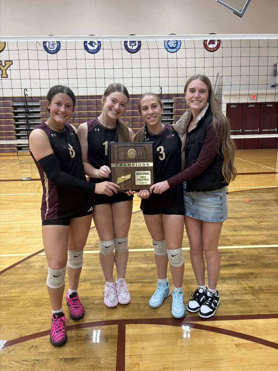 morgan_seidl's tweet photo. Silver Lake Eagles are 3A Regional champs! Extremely blessed to be a multi-sport athlete and compete with the best teammates, coaches, and fans. We will host sub-state on Saturday! 👏👏👏

#jobnotfinished #1percentbetter #stackdays 

@JaylieWhitehead @JayleeHamilton3  @sleaglevball @slakechannel @TNMOJO2030EVANS