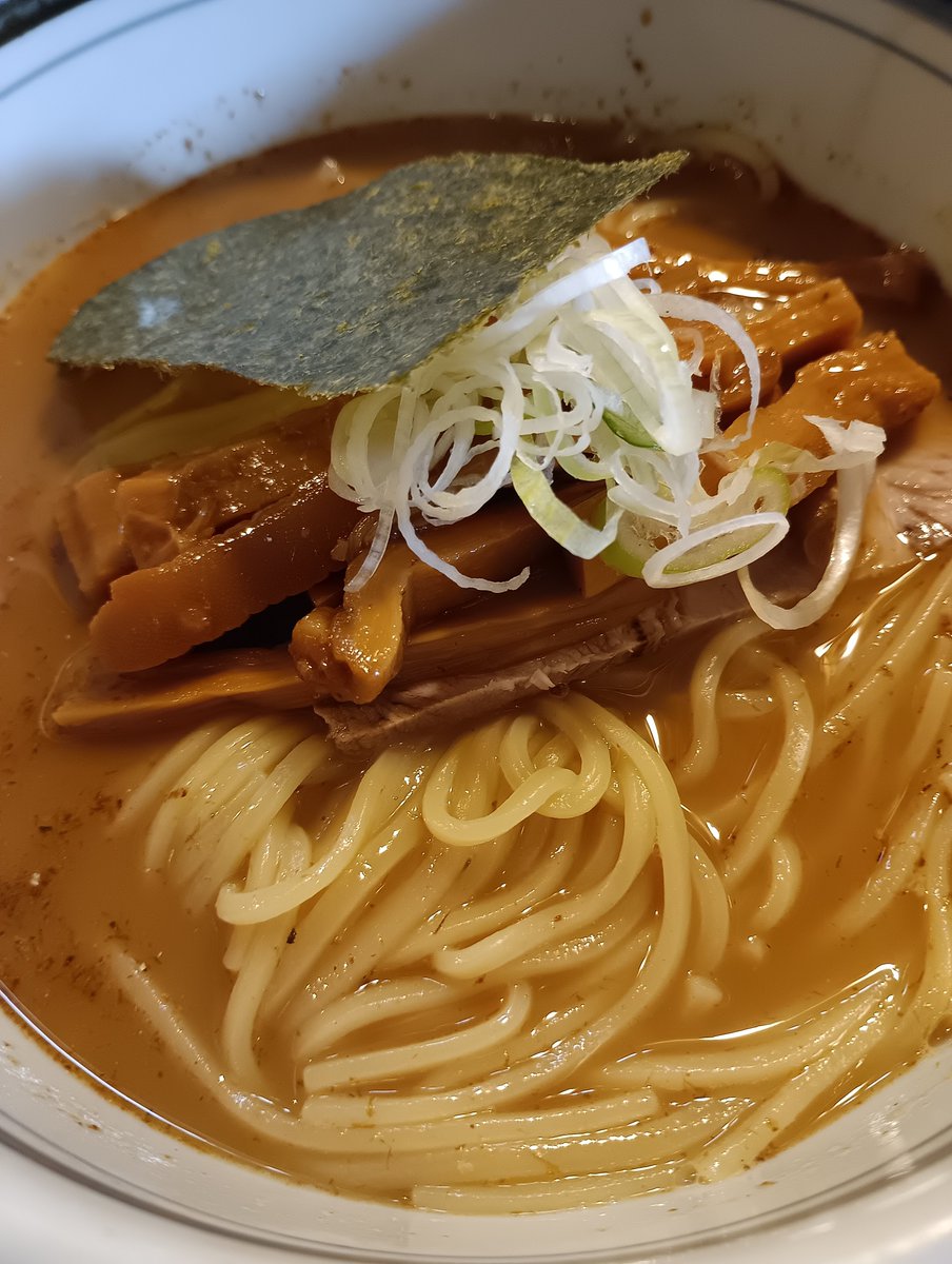 ramin107070's tweet photo. こうかいぼう@門前仲町
8.8/10　豚骨魚介の名店　創業25年でステッカーを配っていた　スープは煮干しの苦みを感じる攻撃的なもの　動物系はさらりとして飲みやすい　麺は加水高めで柔らかめな仕上がり　一つ一つ丁寧に作られており完成度が高い　接客も丁寧
#らーめん　#ラーメン https://t.co/mygnzfcuyR