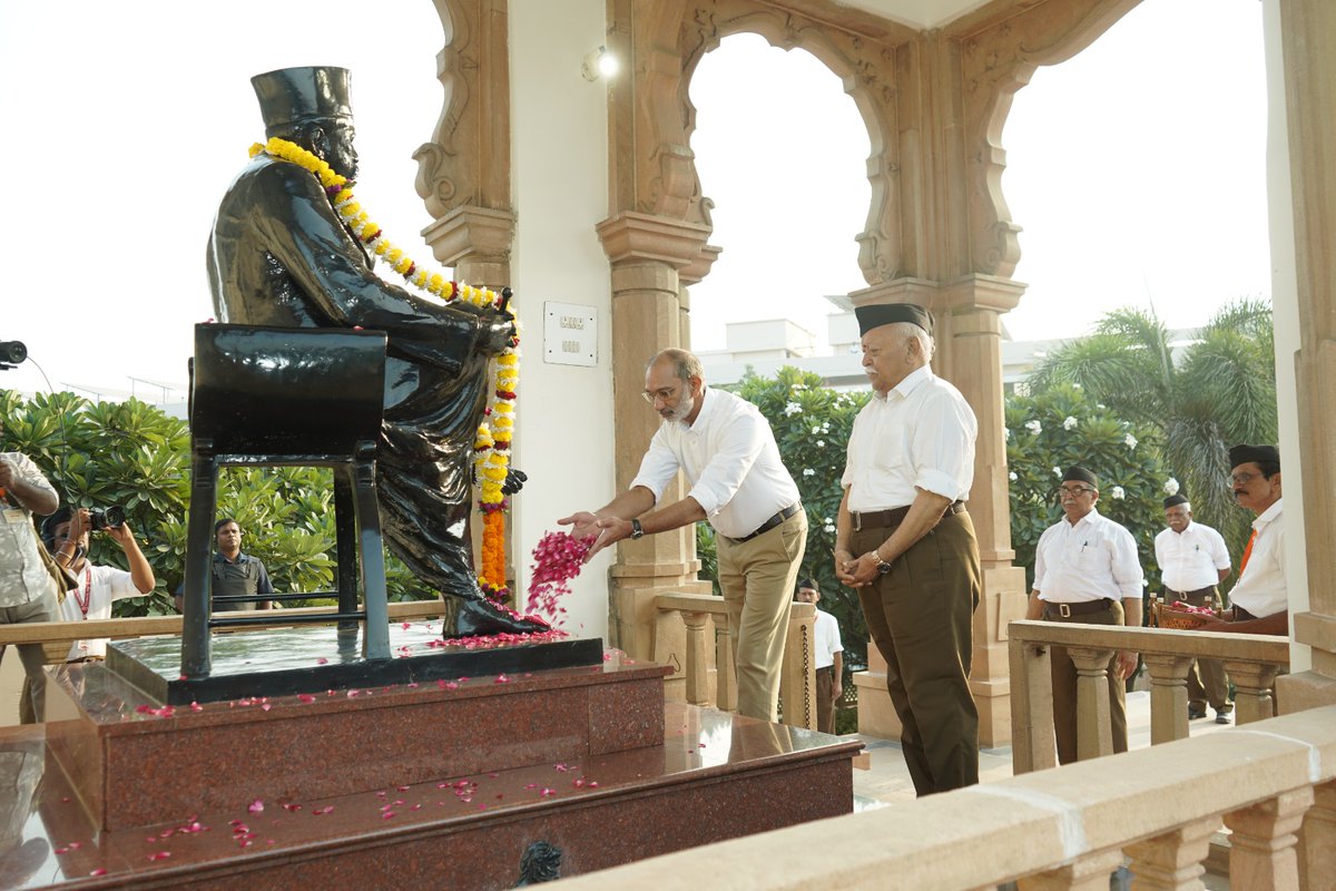 RSSorg's tweet photo. At today’s #Vijayadashami Utsav in Nagpur, Chief Guest Sri Sanjay Gupta ji, Chief Editor of Dainik Jagran, and RSS Sarsanghchalak Dr. Mohan Bhagwat ji paid floral tributes at Smriti Mandir, the samadhi sthal of RSS founder Dr. Keshav Baliram Hedgewar and Sri Guruji Golwalkar ji. https://t.co/AsItIHEfzv