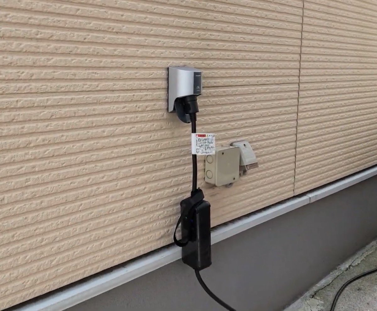 Kona_jpn's tweet photo. EV自宅充電されている方で
使用時に写真のように
重いコントロールユニットが
ぶら下がった状態になりますが
長年使っていくうちに重さで
断線したり壊れたりしないのか不安です。
一応Panasonicのは蓋に返しがあって
コネクターが固定されてはいますが
実際問題どうなのでしょうか？
#電気自動車 https://t.co/cvGH2AVn1Q