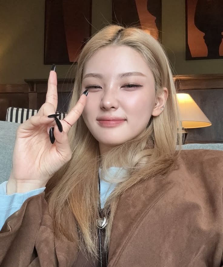 mslodias's tweet photo. 𝓒onheça-me. 
 ⠀  
⠀—⠀𝓝ome: alyssa lim
⠀—⠀𝓐ltura: 1,60
⠀—⠀𝓘dade: 23
⠀—⠀𝓢igno: sagitário
   —   𝓔stado civil: solteira
⠀—⠀𝓔stação favorita: primavera
⠀—⠀𝓒or favorita: azul https://t.co/8WJhY9GagW