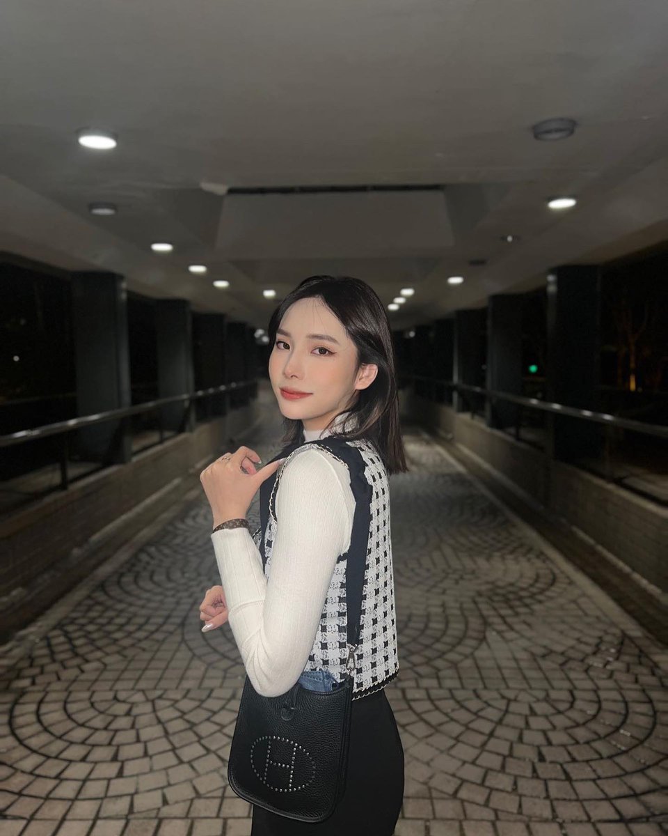 HuiHuey2d's tweet photo. navigating through endless corridors feels suspiciously like wandering inside a poorly designed maze... https://t.co/EMxwZ939zt