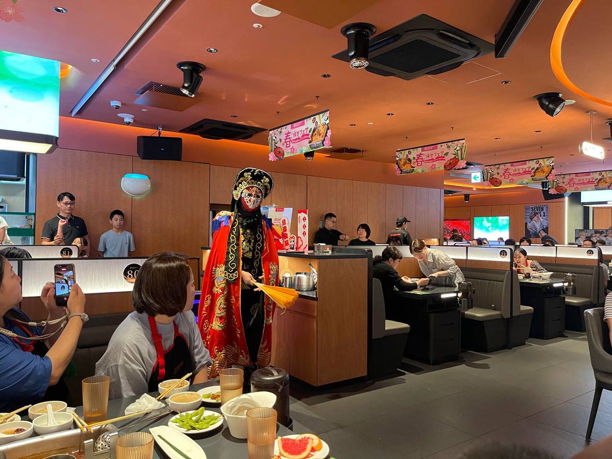 stavra_kas's tweet photo. 友達と海底撈（ハイディラオ）の約束を果たしに来ました🍲
悩みは全部鍋で涮いで消しちゃいます https://t.co/YKbZetTy9G