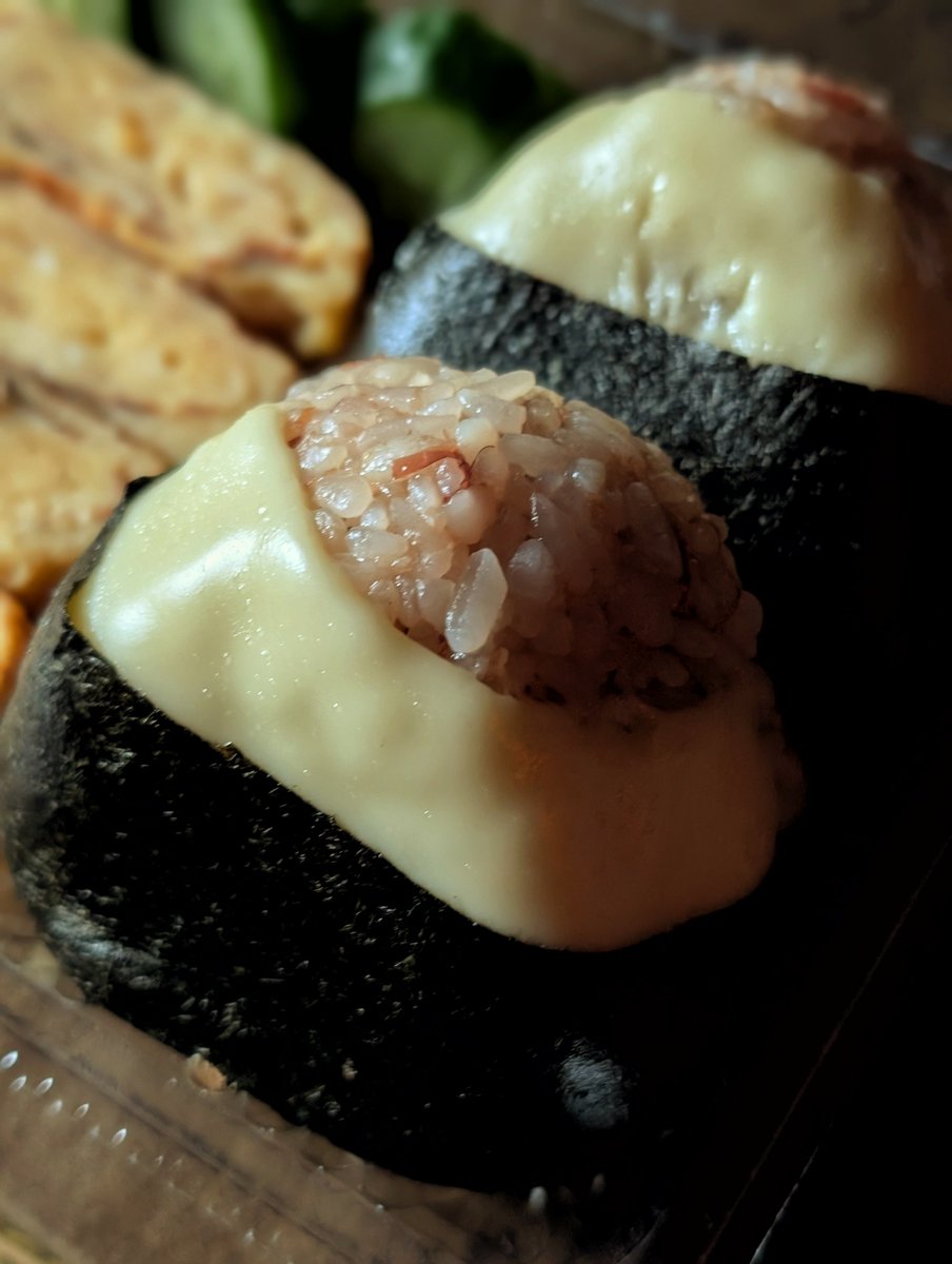 Tiger_McRover's tweet photo. 今日の昼飯。チーズおかかおにぎり弁当を作った。うま！ https://t.co/wfYY4U4l5c