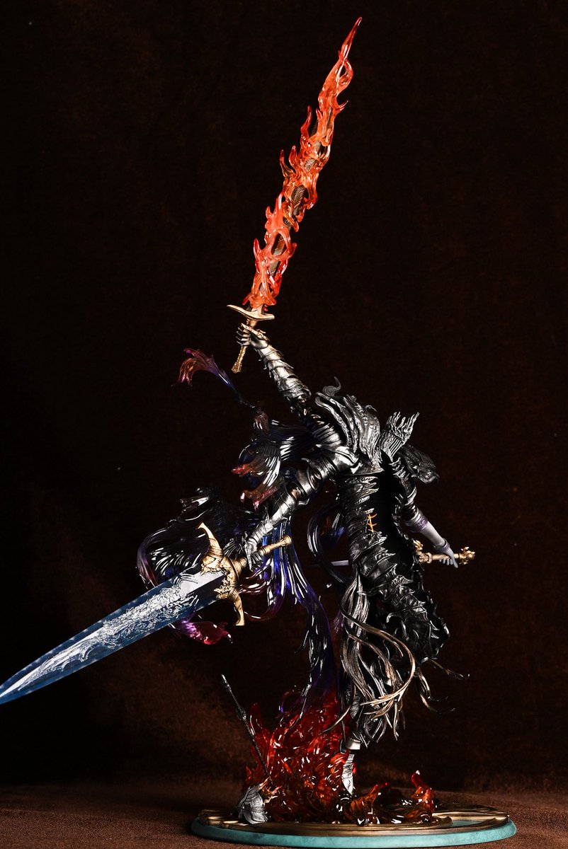 akcszk417's tweet photo. ELDEN RING NIGHTREIGN
                      〜夜の王 ナメレス〜

原型:NOVA TOYS @chnhoxun15 
撮影:私

“かつて騎士であった男は、国を滅ぼした英雄に敗れ屍の山から這い出た。何一つ守れぬまま生き残った男は、大雨の真夜中に世界を呪った。“

今年のワンフェス夏で真っ先に購入しに行ったガレージキットを完成させる事ができました😊

今回、黒色無双を初めて使用。
吸い込まれるような黒がナメレスにぴったりです^ ^

見所満載なので、じっくり見てあげて下さい。

#ELDENRING