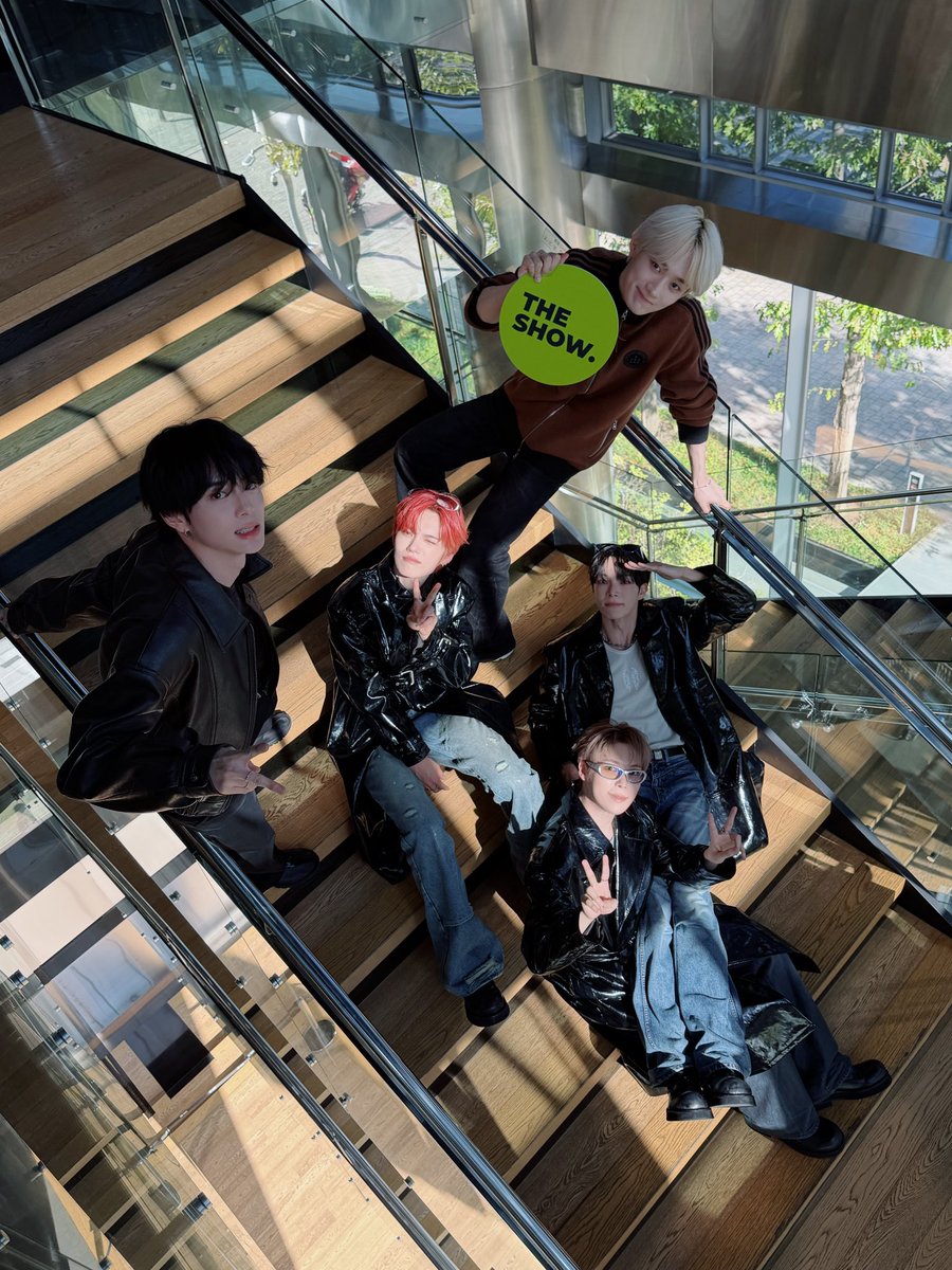 theshow_offcl's tweet photo. :¨·.·¨:          ˚          .            ⁺           ˚  `·.   눈 마주쳤지 - #DYG 사진 보세요  ･｡𖤐‧₊˚ ⁺          .         ˚          ⁺             . ⋆⁺
지금부터 사진 속 
“DREAM YOUR GENERATION 꿈꾸는 청춘세대! DYG” 랑 눈 마주친 사람들은 전부 벨벨이랑 함께하는 겁니다. 
약속한겁니다.
약속 어기는 베러 발견 시 아래 번호로 제보주세요.
📣010-baby📣

@the_verivery
