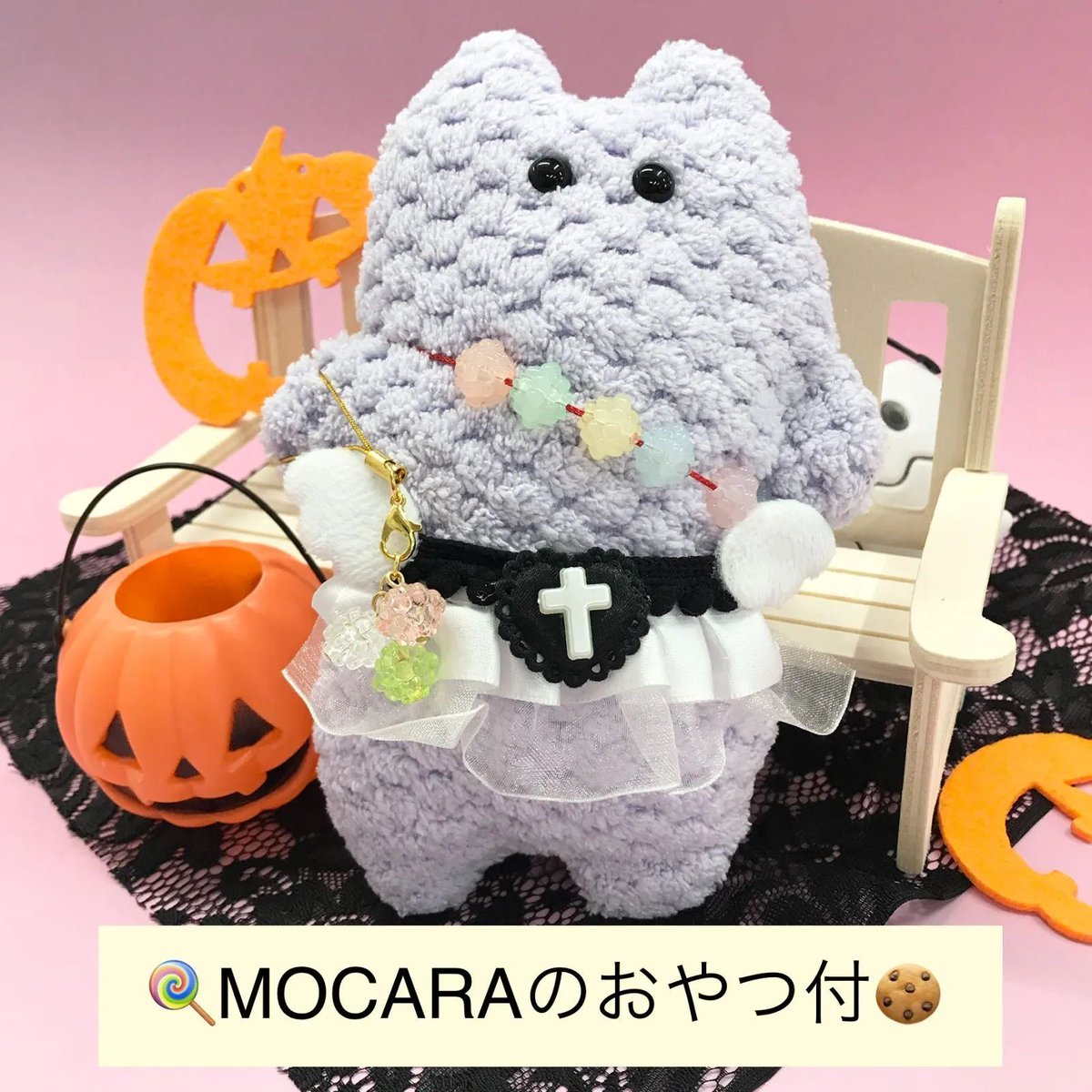 cocorety142's tweet photo. 【福祉施設制作】きのみりんご作　服（本体含む）　「モカラちゃんの服、ハロウィン風」NO.5737で検索
ふわふわラベンダーのモカラちゃんにハロウィン風の服を着せたら黒のベルトに白いクロスとフリルが甘くて可愛い。季節感たっぷりで写真映えも抜群。優しい雰囲気が好きな方にぜひどうぞ。￥1,900 https://t.co/7R91kHwpvp
