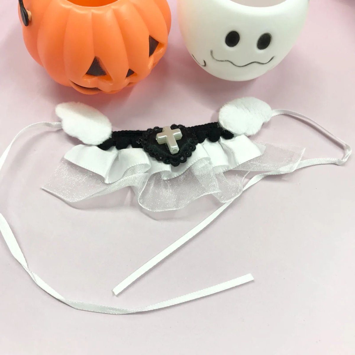 cocorety142's tweet photo. 【福祉施設制作】きのみりんご作　服（本体含む）　「モカラちゃんの服、ハロウィン風」NO.5737で検索
ふわふわラベンダーのモカラちゃんにハロウィン風の服を着せたら黒のベルトに白いクロスとフリルが甘くて可愛い。季節感たっぷりで写真映えも抜群。優しい雰囲気が好きな方にぜひどうぞ。￥1,900 https://t.co/7R91kHwpvp