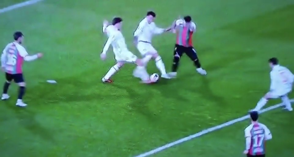tanogol1976's tweet photo. Coates toca primero pelota , no es penal , lloran por deporte o por cagones https://t.co/z3kUMPYDn6