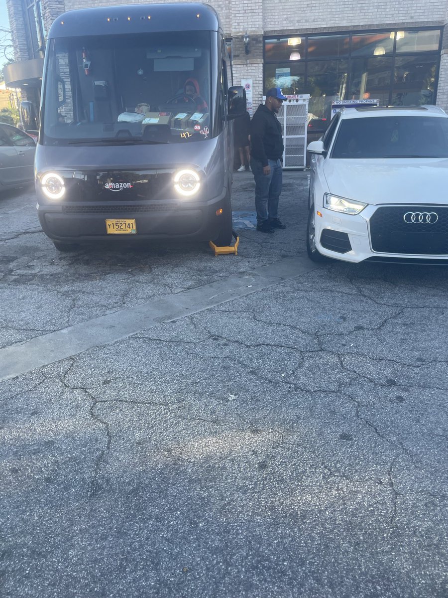 888Kyrie's tweet photo. Jeff bezos ain’t gon believe this shit 😭😭 https://t.co/yKLvRdGkPZ